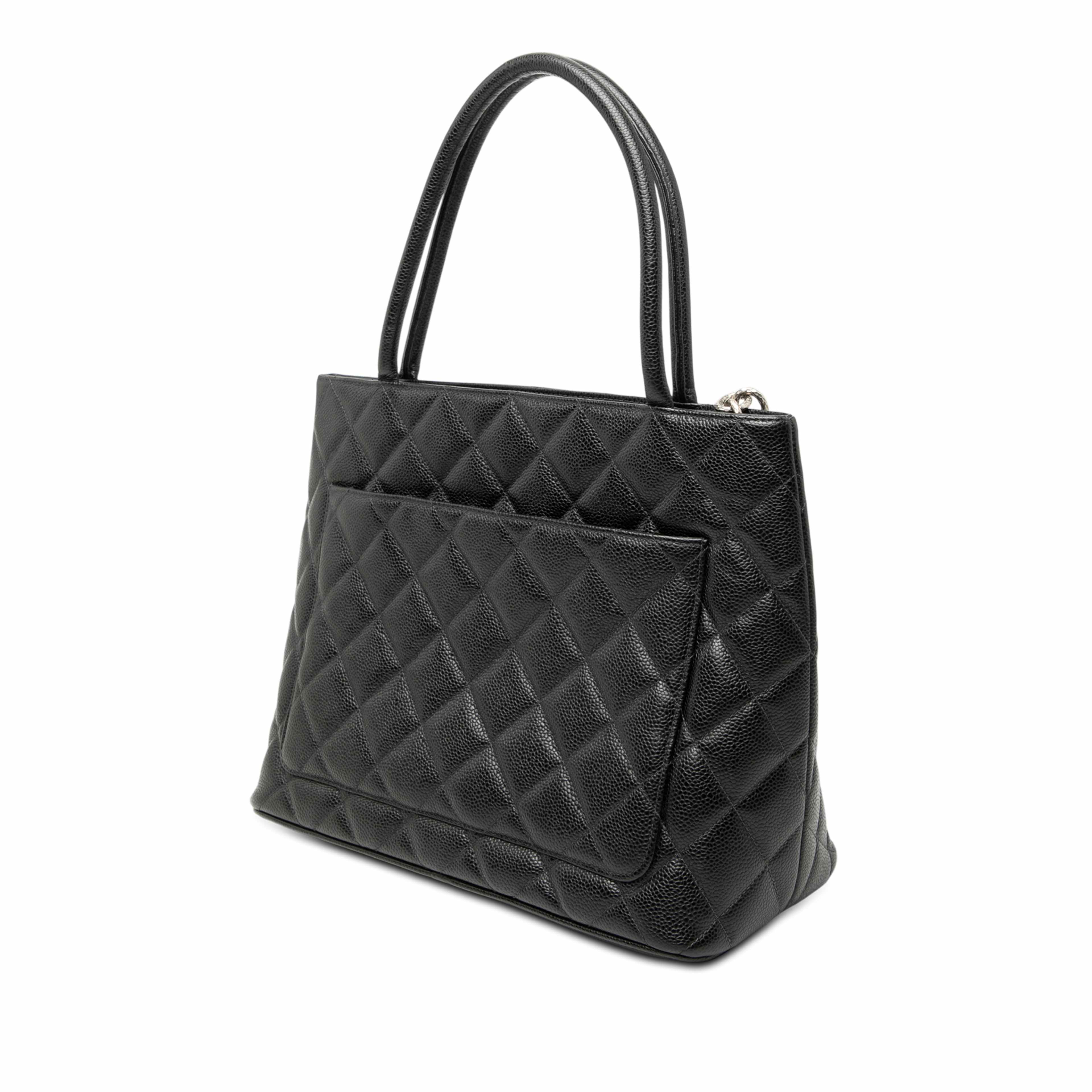 Chanel Caviar Medallion Tote, från Luxclusif, i färgen black. Klicka för att öppna bilden i stort format