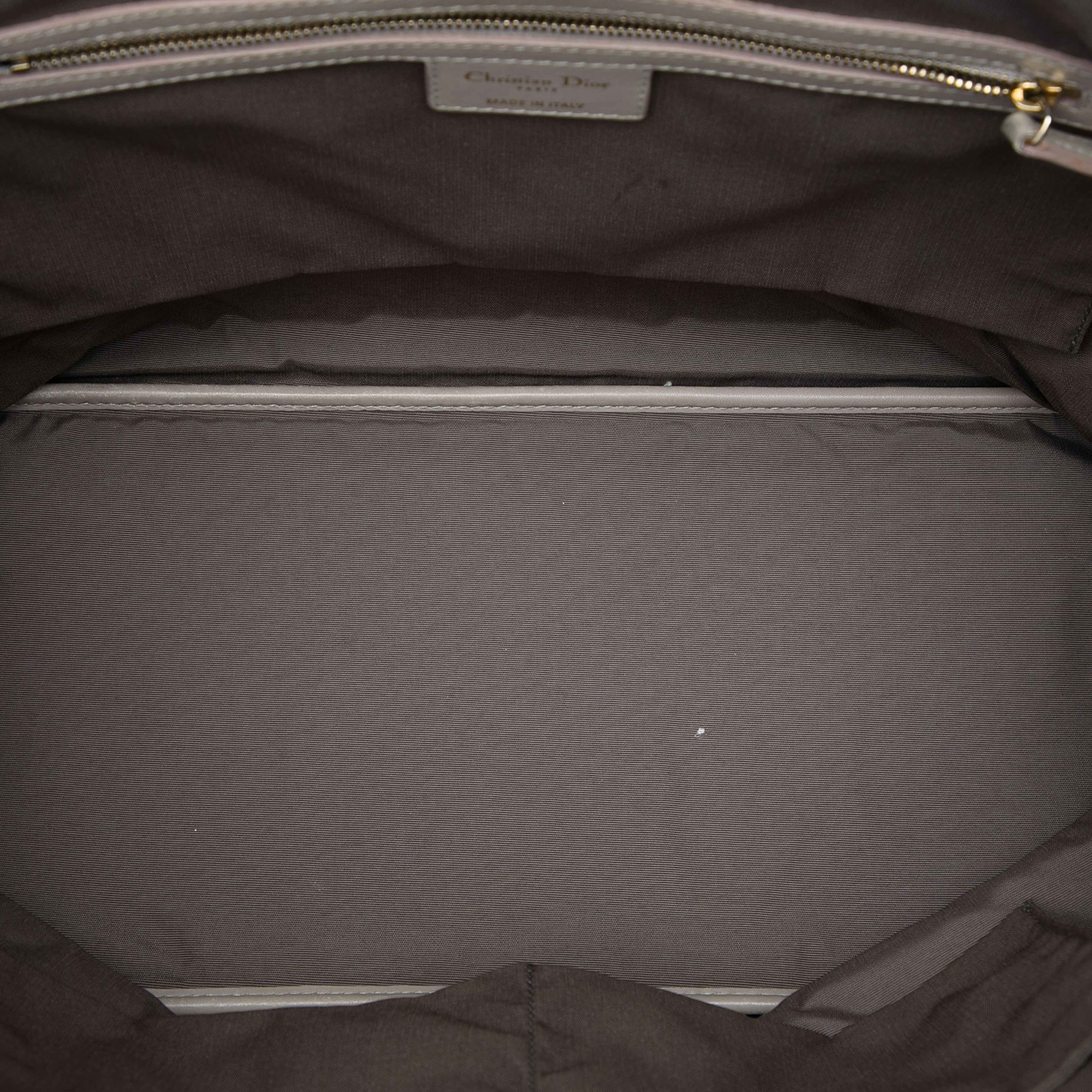 Dior Large Coated Canvas Cannage Panarea Tote, från Luxclusif, i färgen grå. Klicka för att öppna bilden i stort format