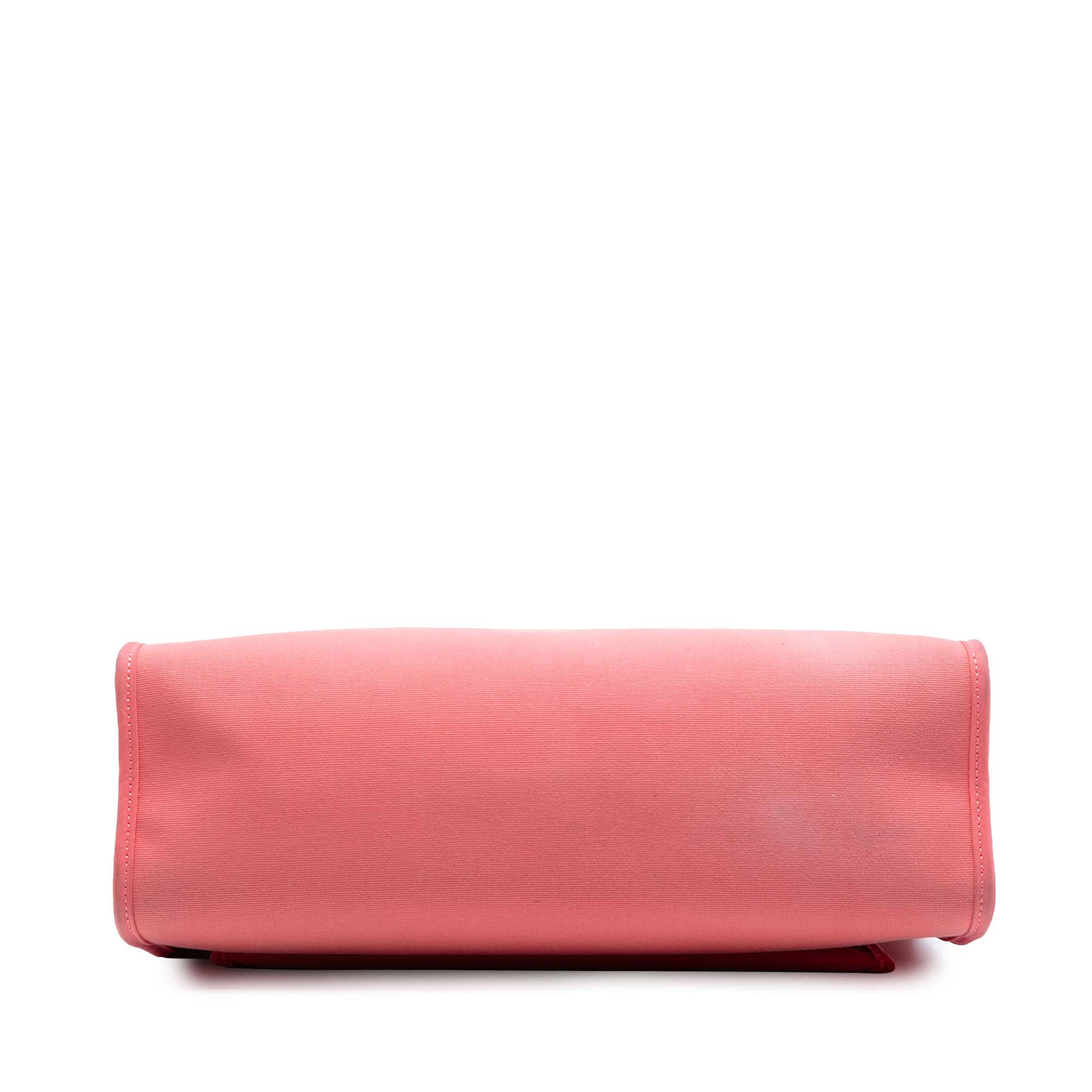 Hermès Toile Herbag Zip 31, från Luxclusif, i färgen salmon. Klicka för att öppna bilden i stort format