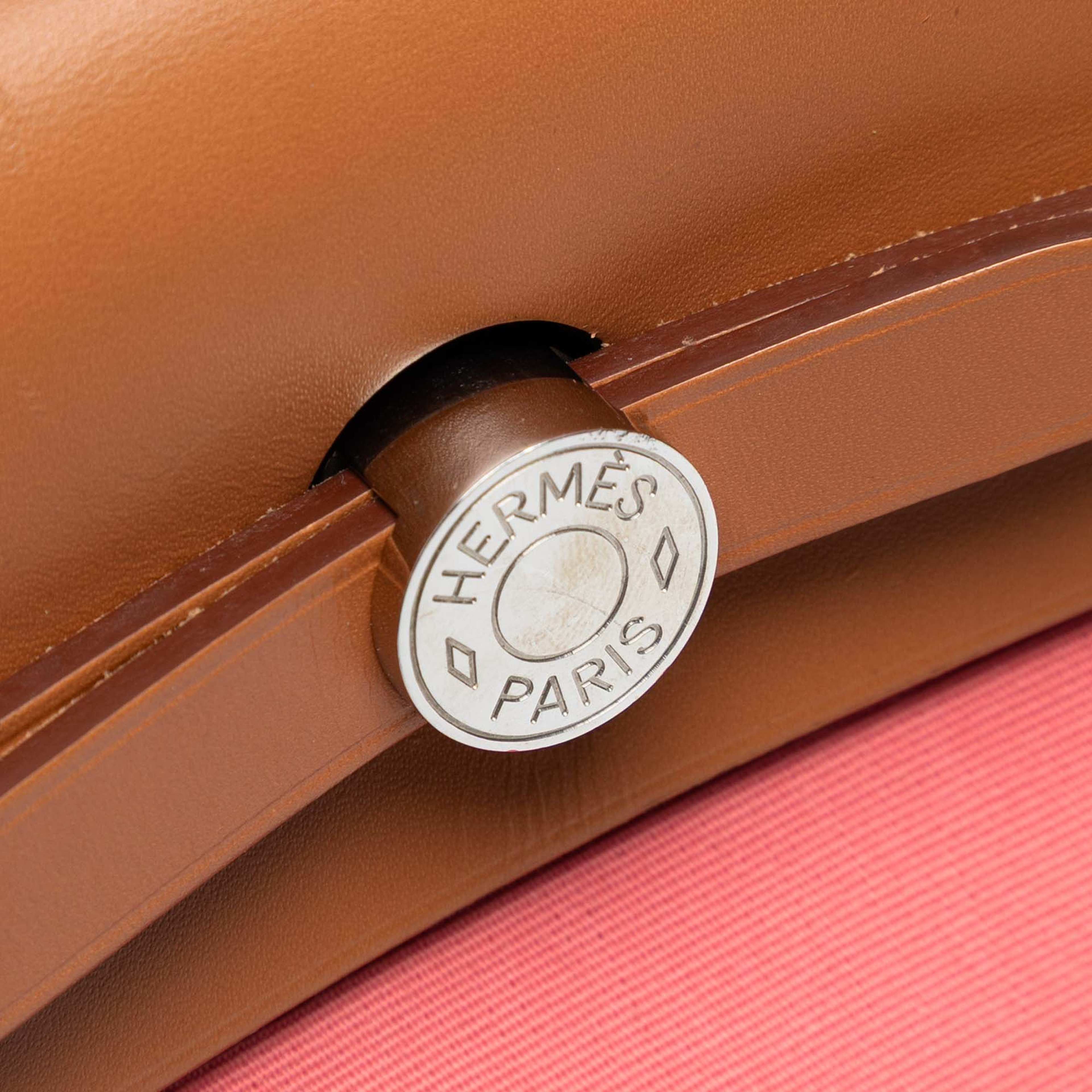 Hermès Toile Herbag Zip 31, från Luxclusif, i färgen salmon. Klicka för att öppna bilden i stort format