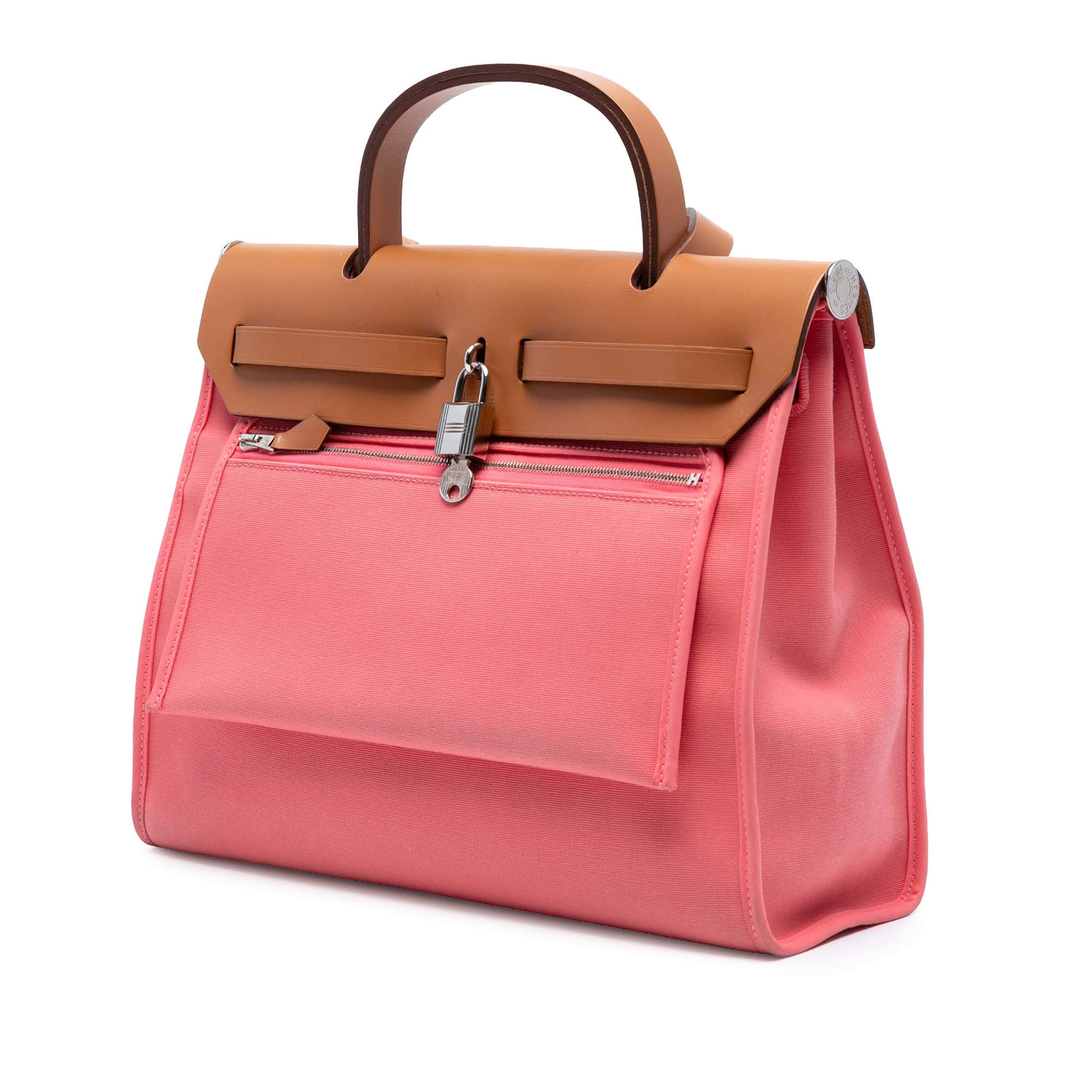 Hermès Toile Herbag Zip 31, från Luxclusif, i färgen salmon. Klicka för att öppna bilden i stort format