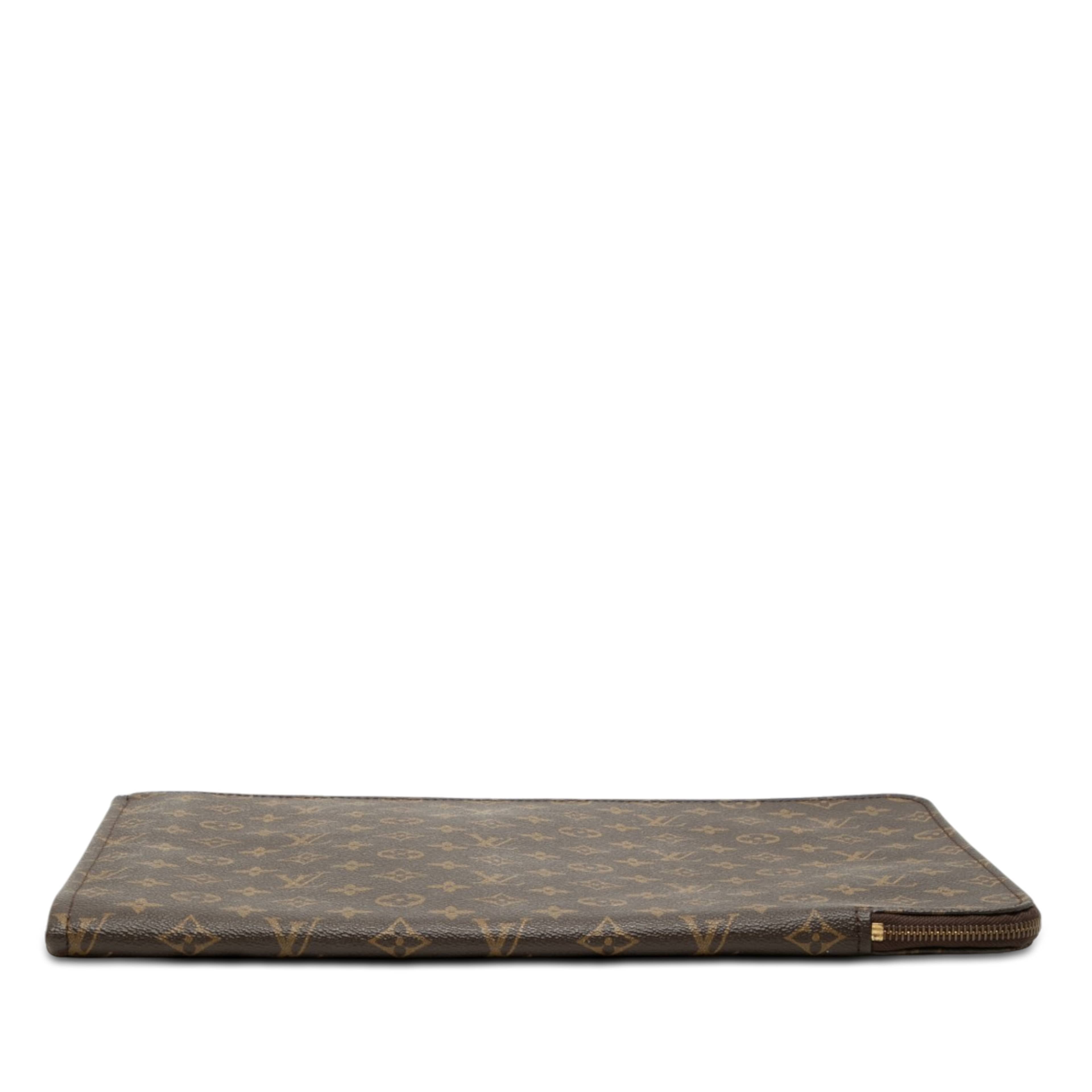 Louis Vuitton Monogram Poche Documents Portfolio, från Luxclusif, i färgen brun. Klicka för att öppna bilden i stort format