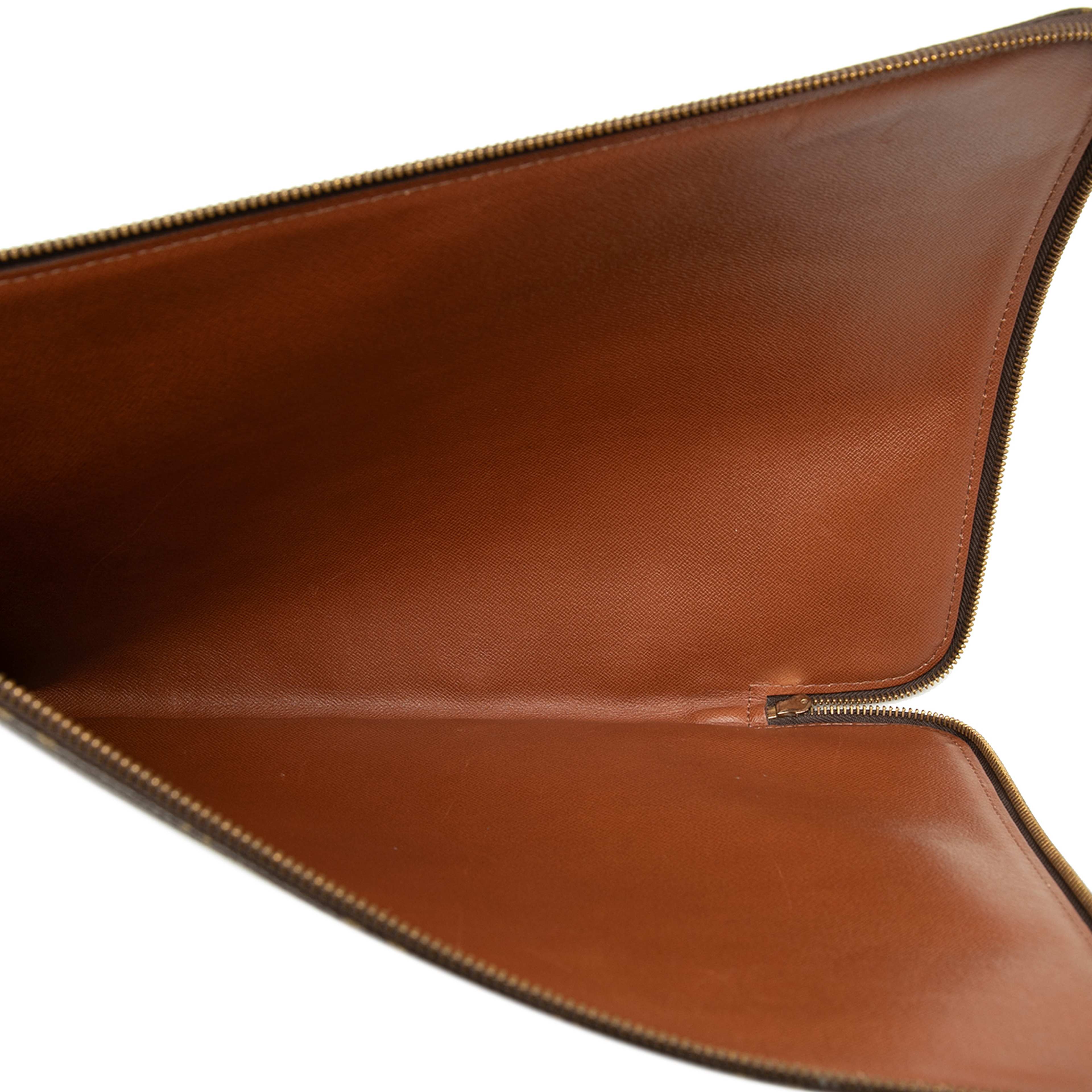 Louis Vuitton Monogram Poche Documents Portfolio, från Luxclusif, i färgen brun. Klicka för att öppna bilden i stort format