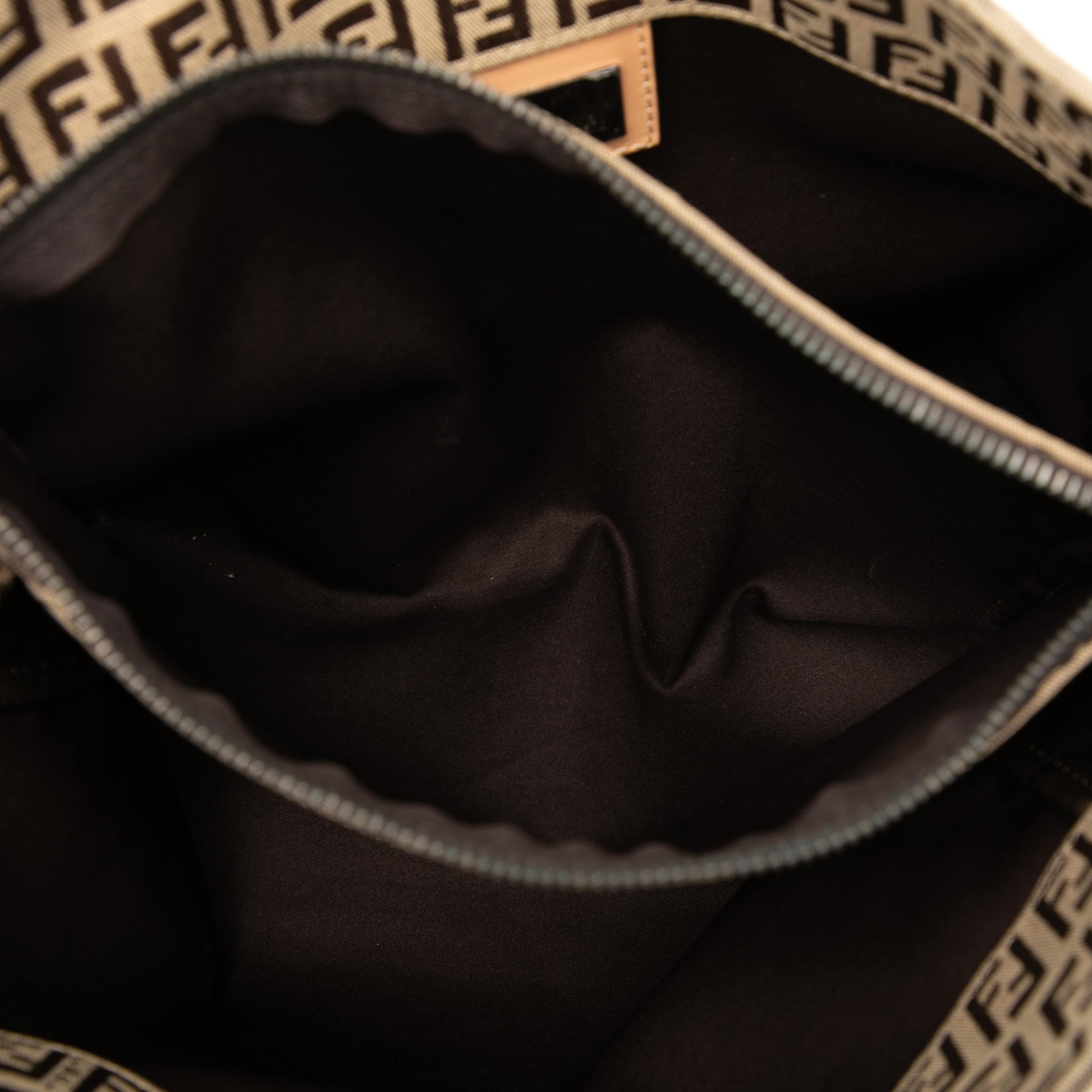 Fendi Zucchino Canvas Tote, från Luxclusif, i färgen beige. Klicka för att öppna bilden i stort format