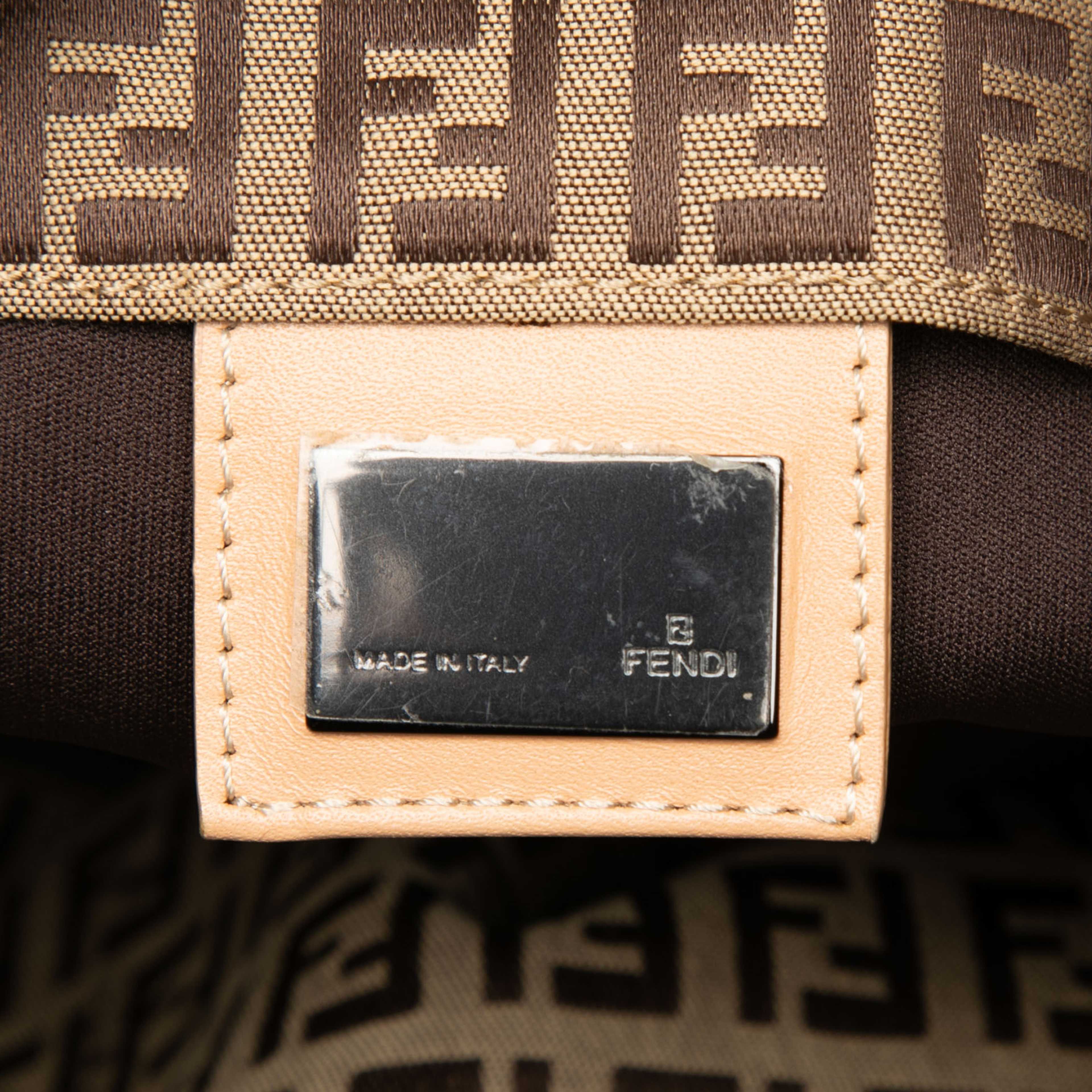 Fendi Zucchino Canvas Tote, från Luxclusif, i färgen beige. Klicka för att öppna bilden i stort format