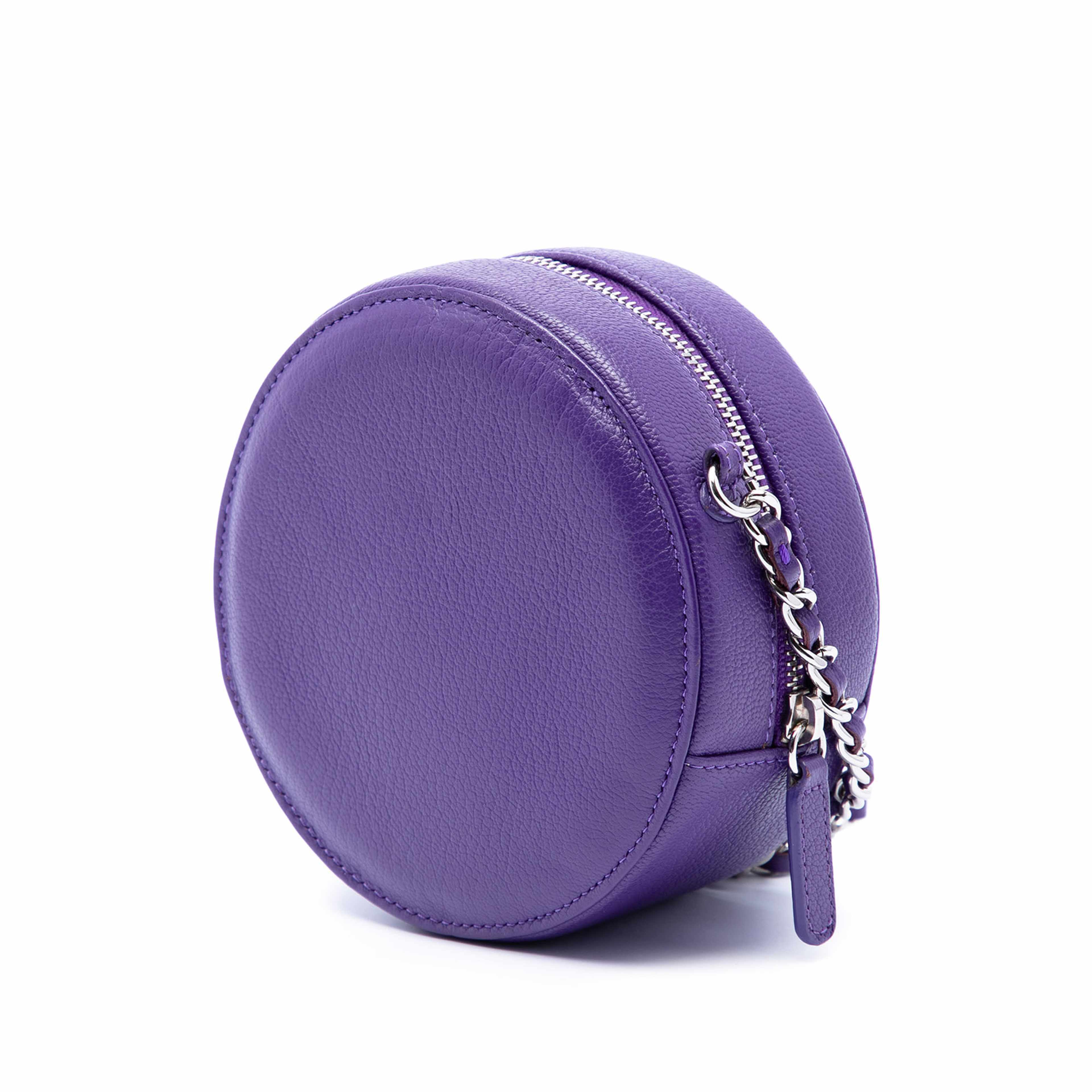 Chanel Cc Goatskin Round Ski Clutch With Chain, från Luxclusif, i färgen purpur. Klicka för att öppna bilden i stort format