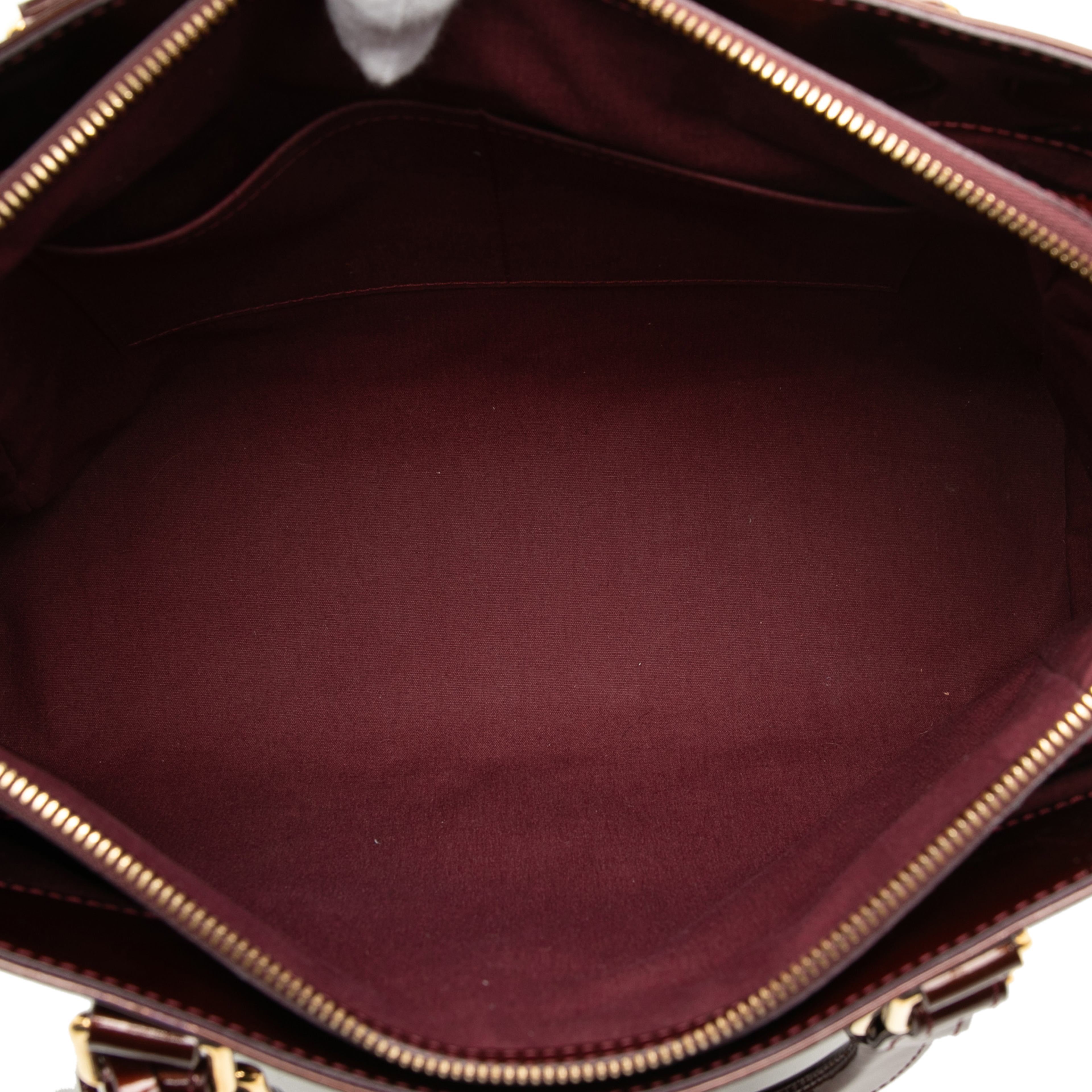 Louis Vuitton Monogram Vernis Melrose Avenue, från Luxclusif, i färgen burgundy. Klicka för att öppna bilden i stort format