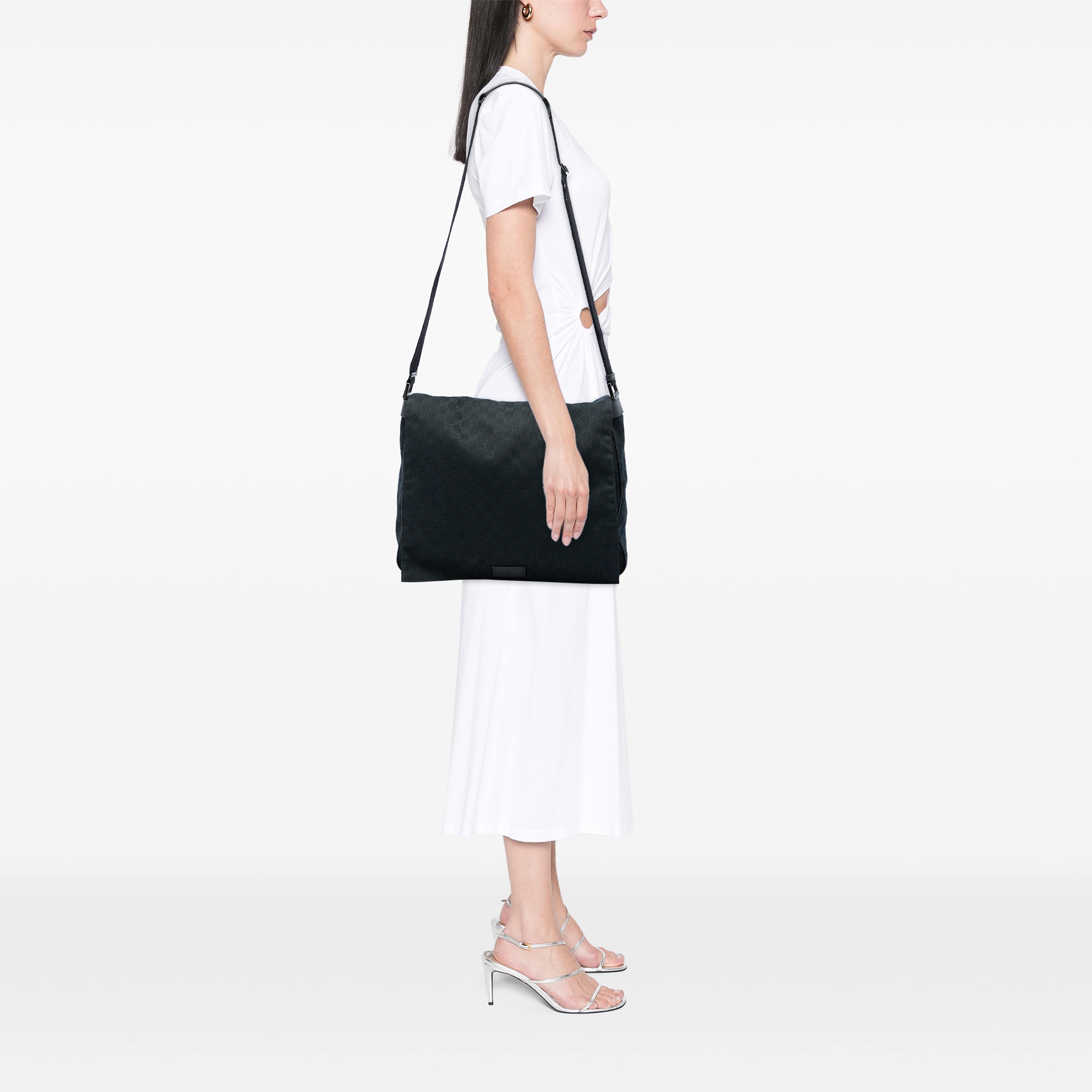 Gucci Gg Canvas Messenger Bag, från Luxclusif, i färgen svart. Klicka för att öppna bilden i stort format