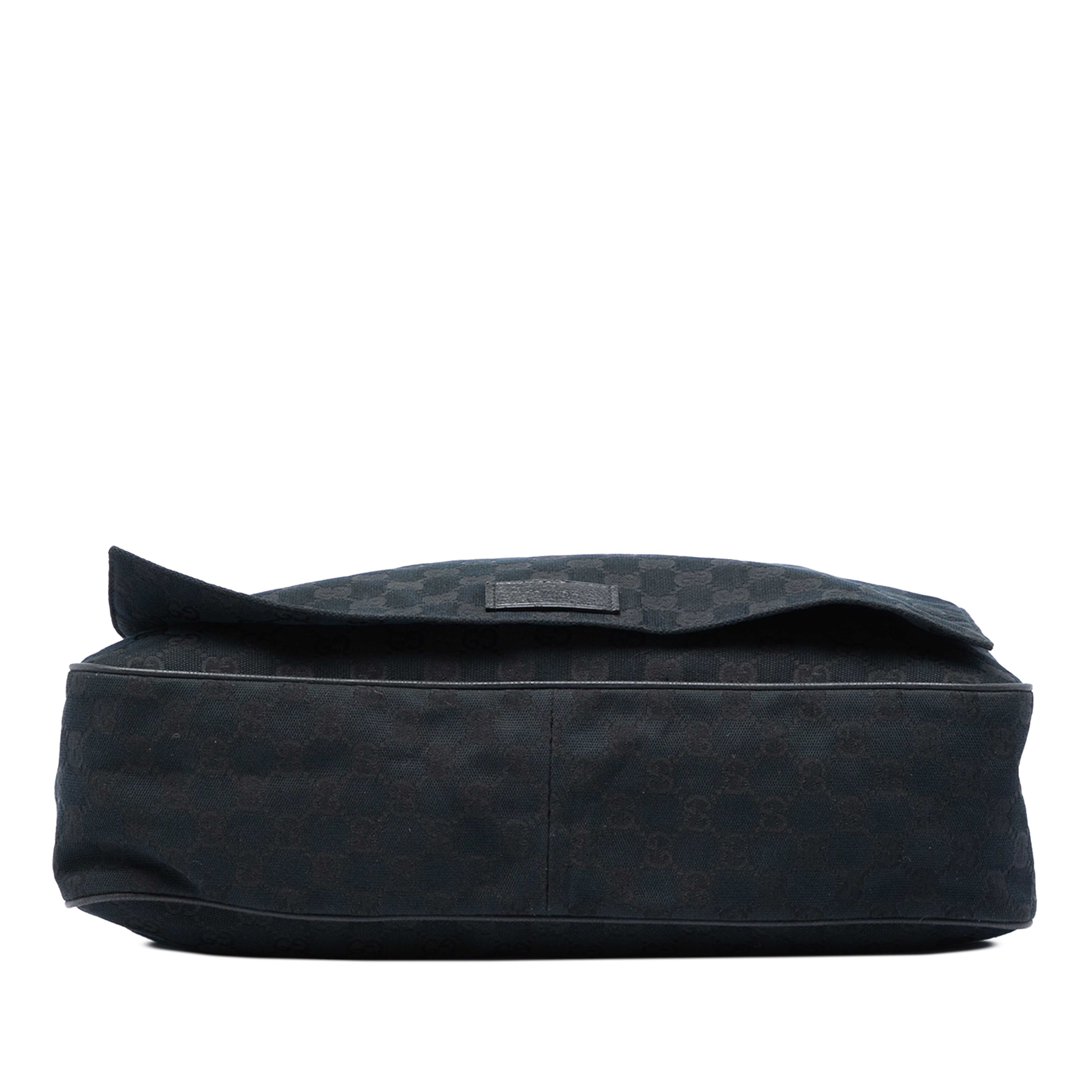 Gucci Gg Canvas Messenger Bag, från Luxclusif, i färgen svart. Klicka för att öppna bilden i stort format