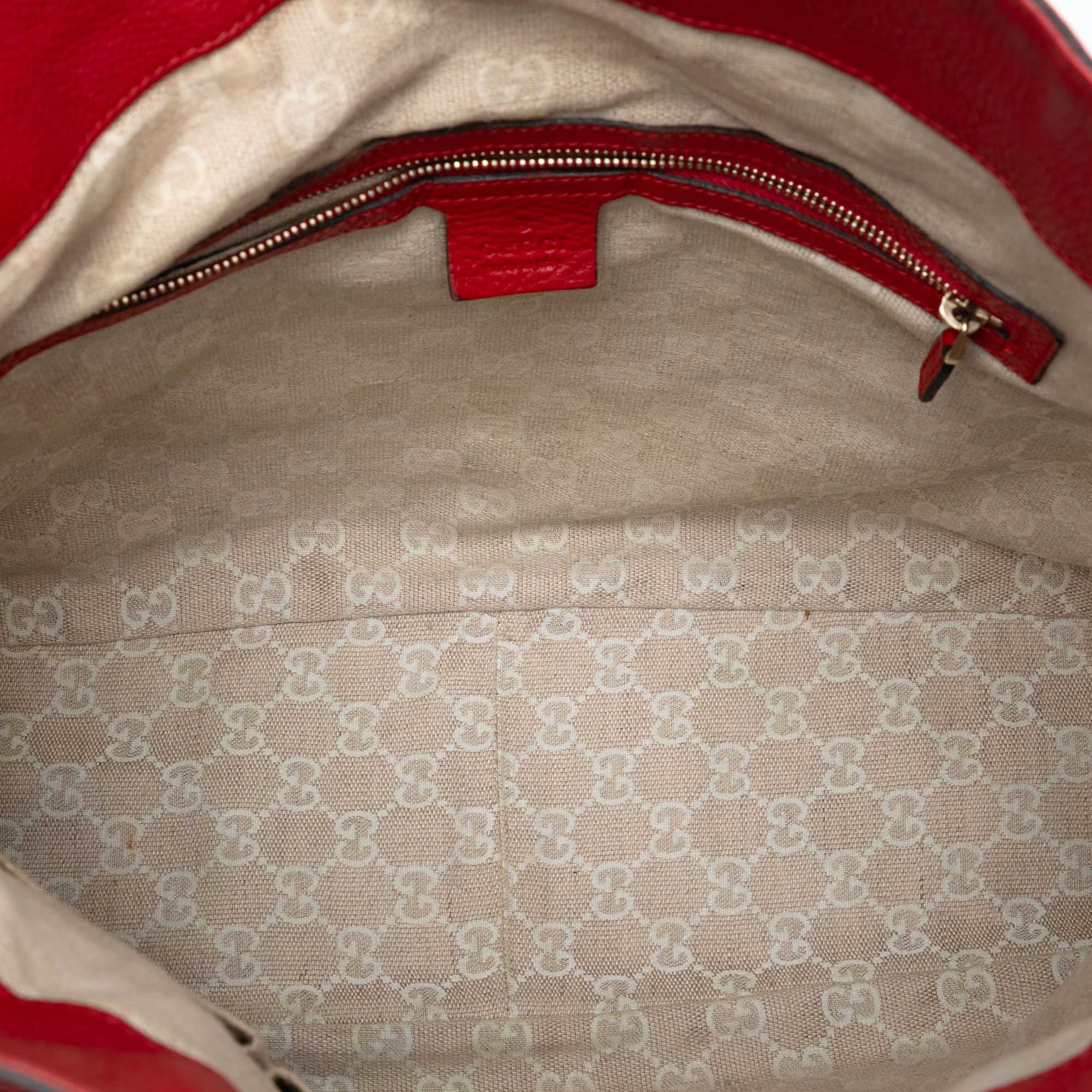 Gucci Calfskin Bamboo Diana Satchel, från Luxclusif, i färgen red. Klicka för att öppna bilden i stort format