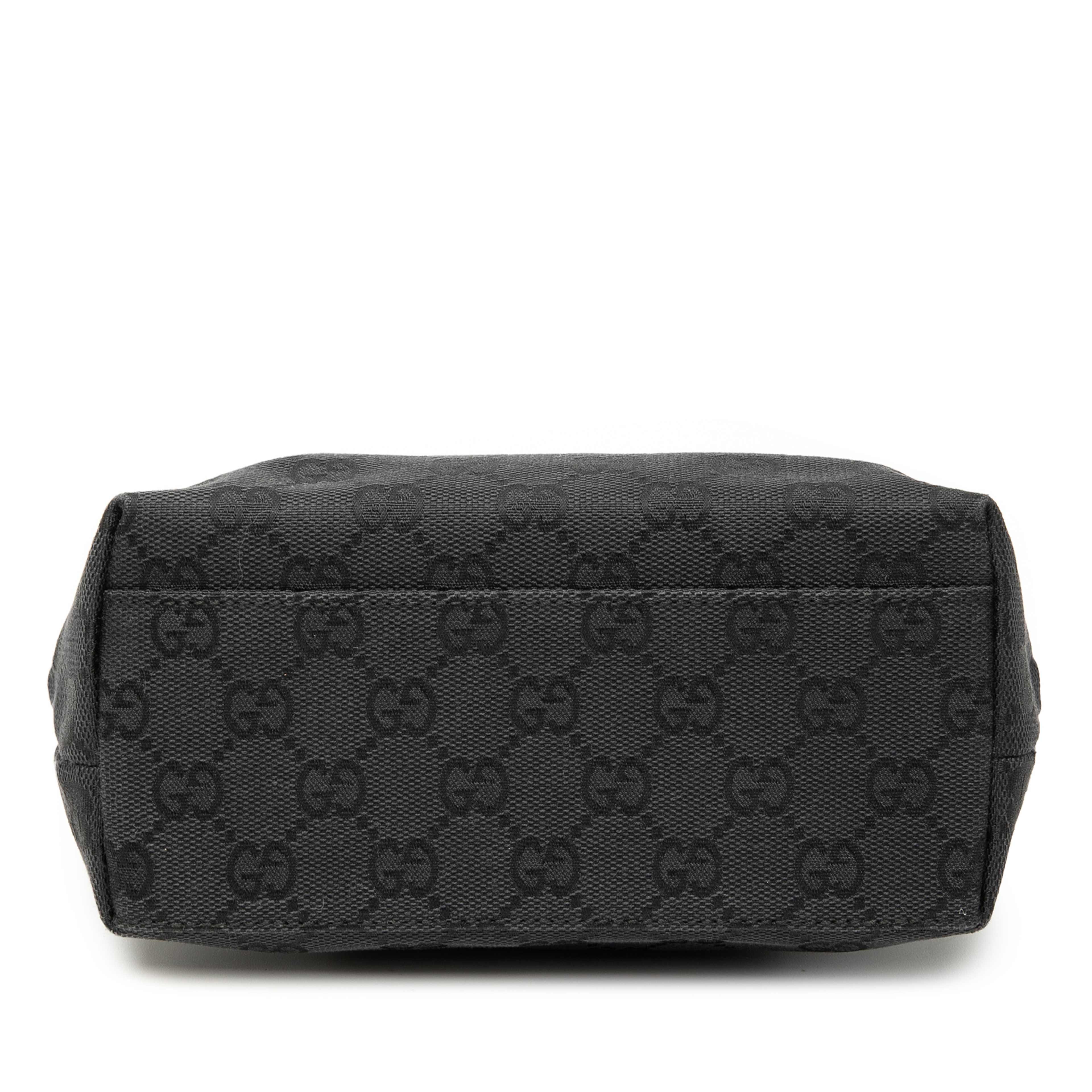 Gucci Gg Canvas Handbag, från Luxclusif, i färgen black. Klicka för att öppna bilden i stort format