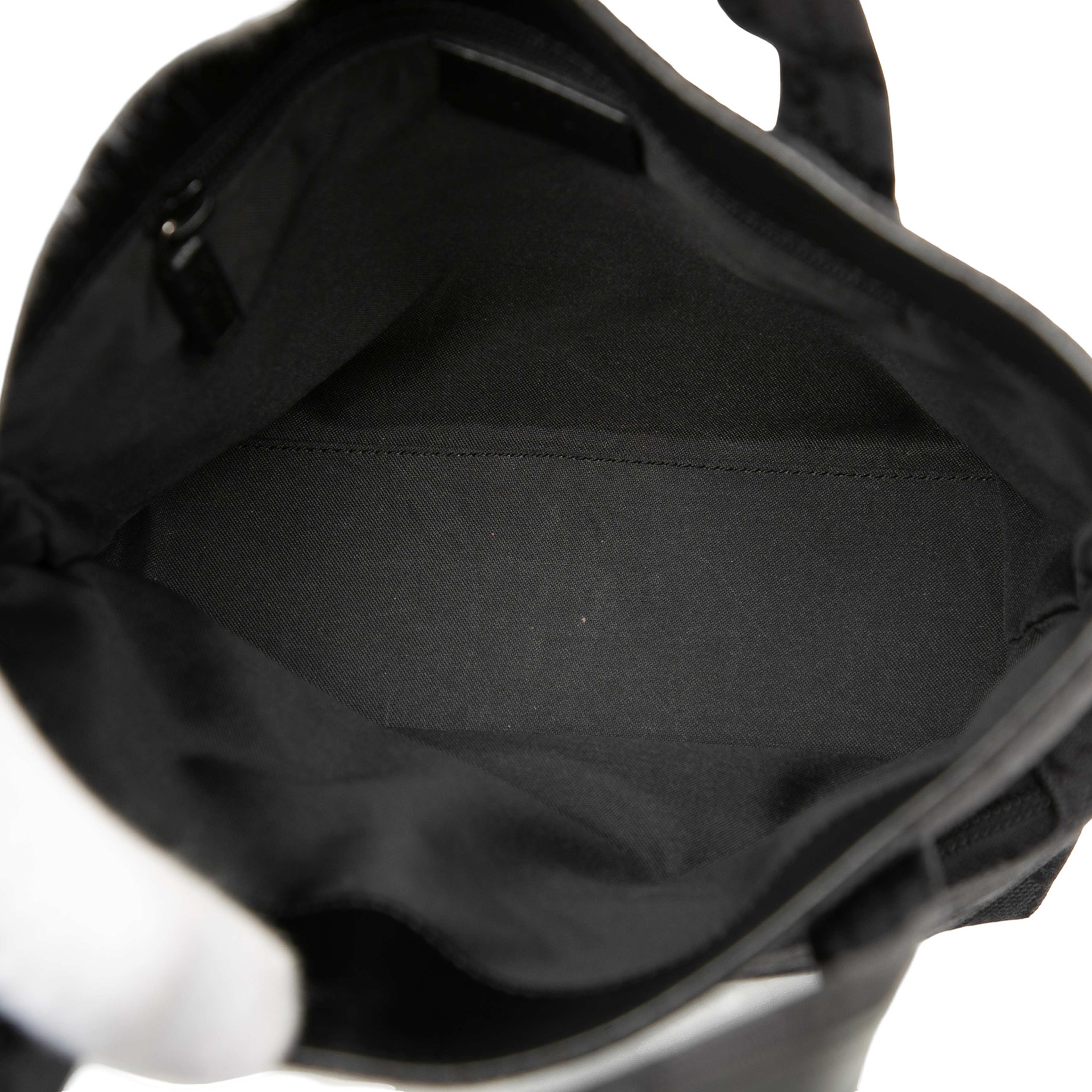 Gucci Gg Canvas Handbag, från Luxclusif, i färgen black. Klicka för att öppna bilden i stort format