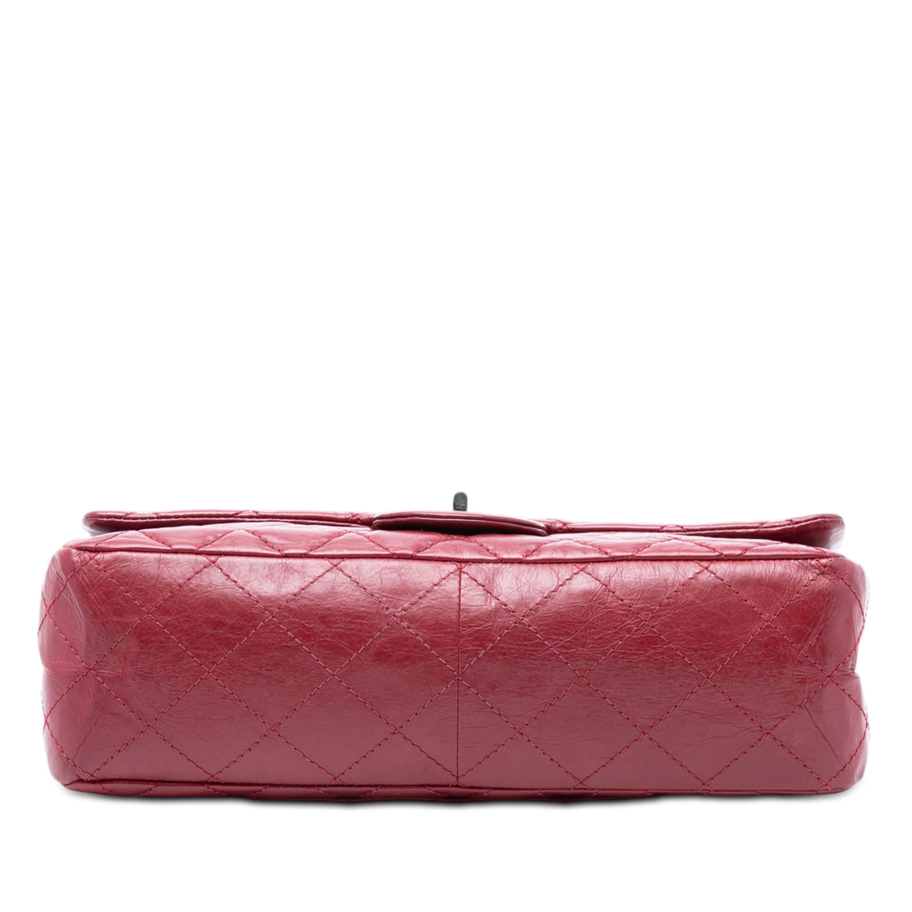 Chanel Quilted Aged Calfskin Reissue 2.55 Double Flap 227, från Luxclusif, i färgen red. Klicka för att öppna bilden i stort format