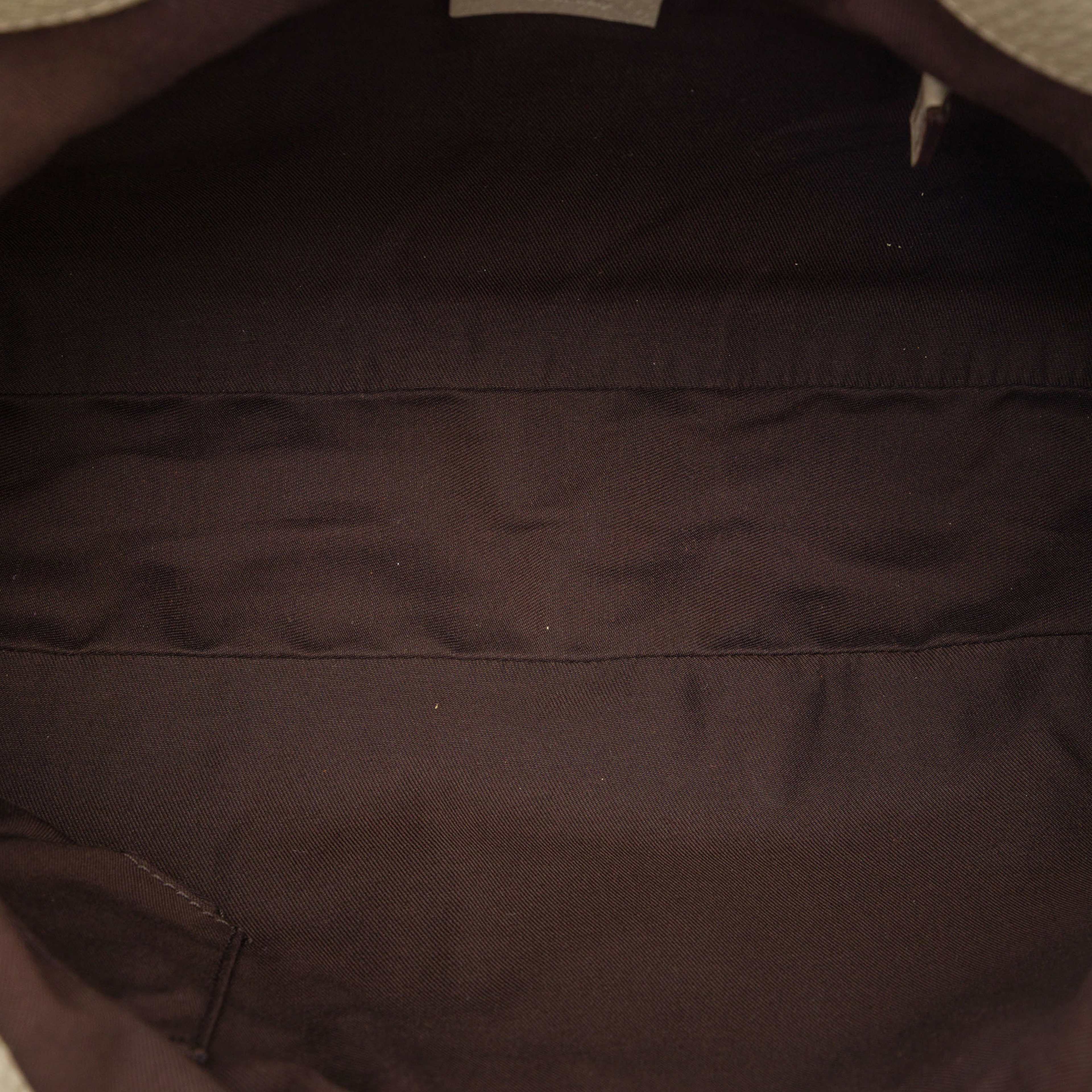 Gucci Gg Canvas Eclipse Shoulder Bag, från Luxclusif, i färgen vit. Klicka för att öppna bilden i stort format