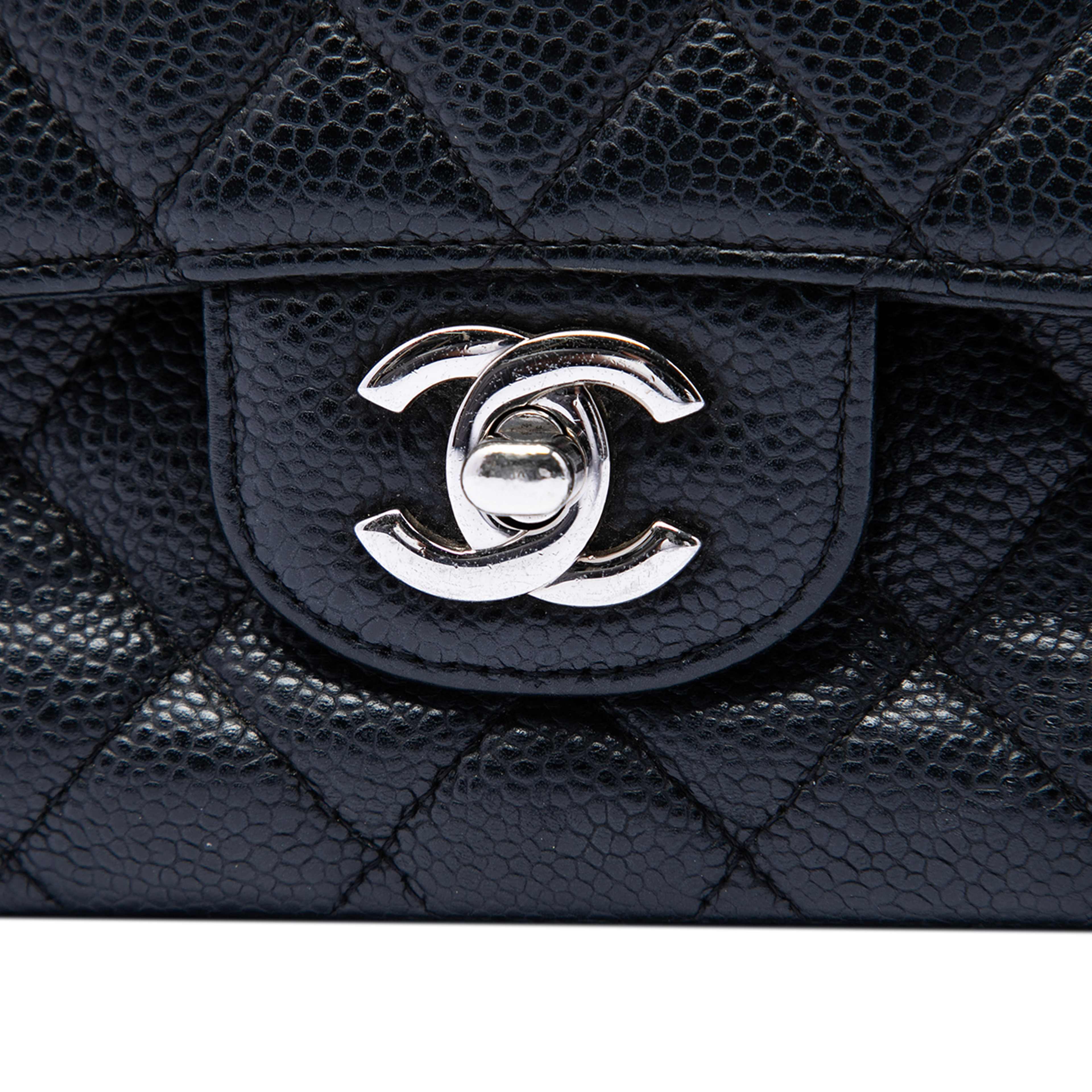 Chanel Medium Classic Caviar Double Flap, från Luxclusif, i färgen black. Klicka för att öppna bilden i stort format