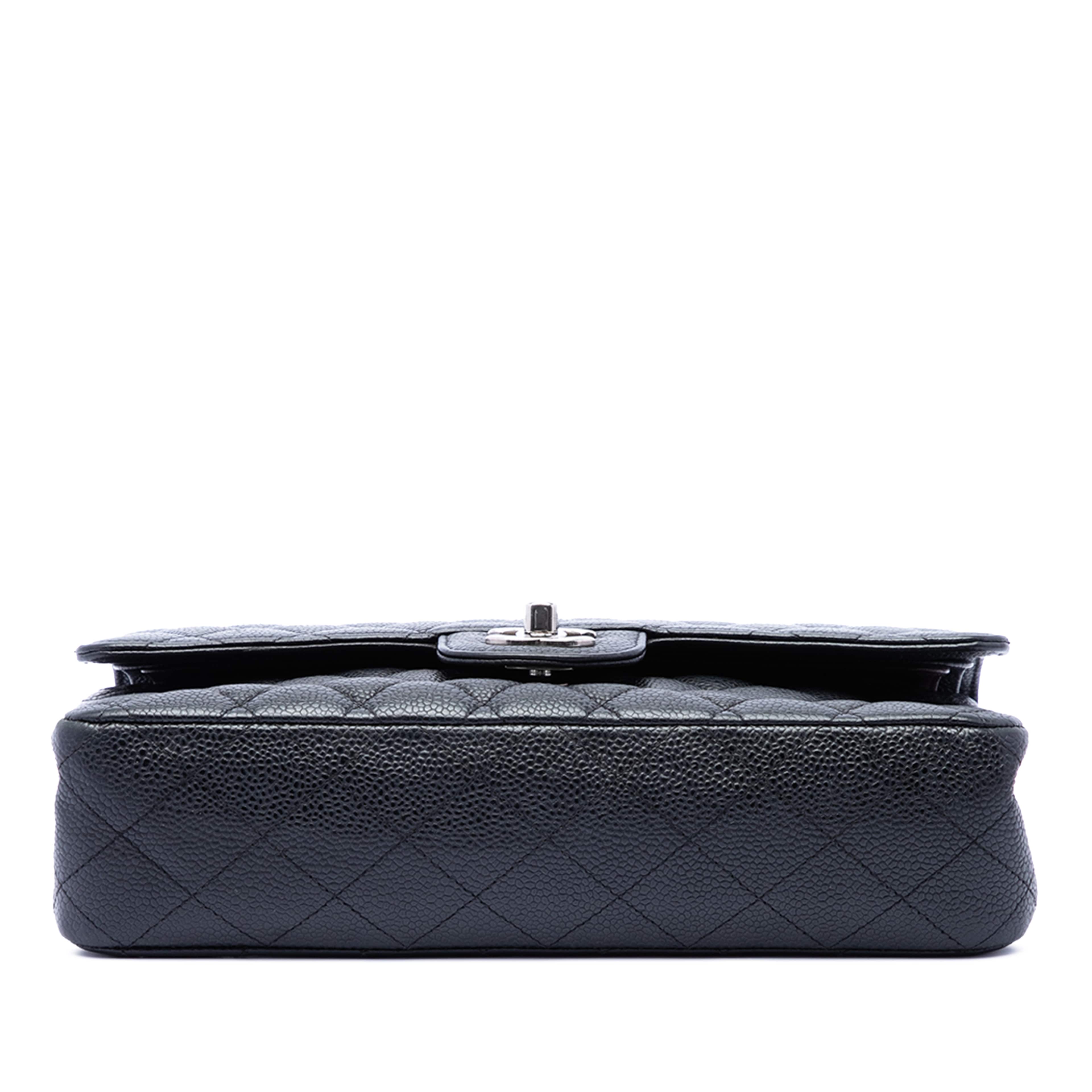 Chanel Medium Classic Caviar Double Flap, från Luxclusif, i färgen svart. Klicka för att öppna bilden i stort format