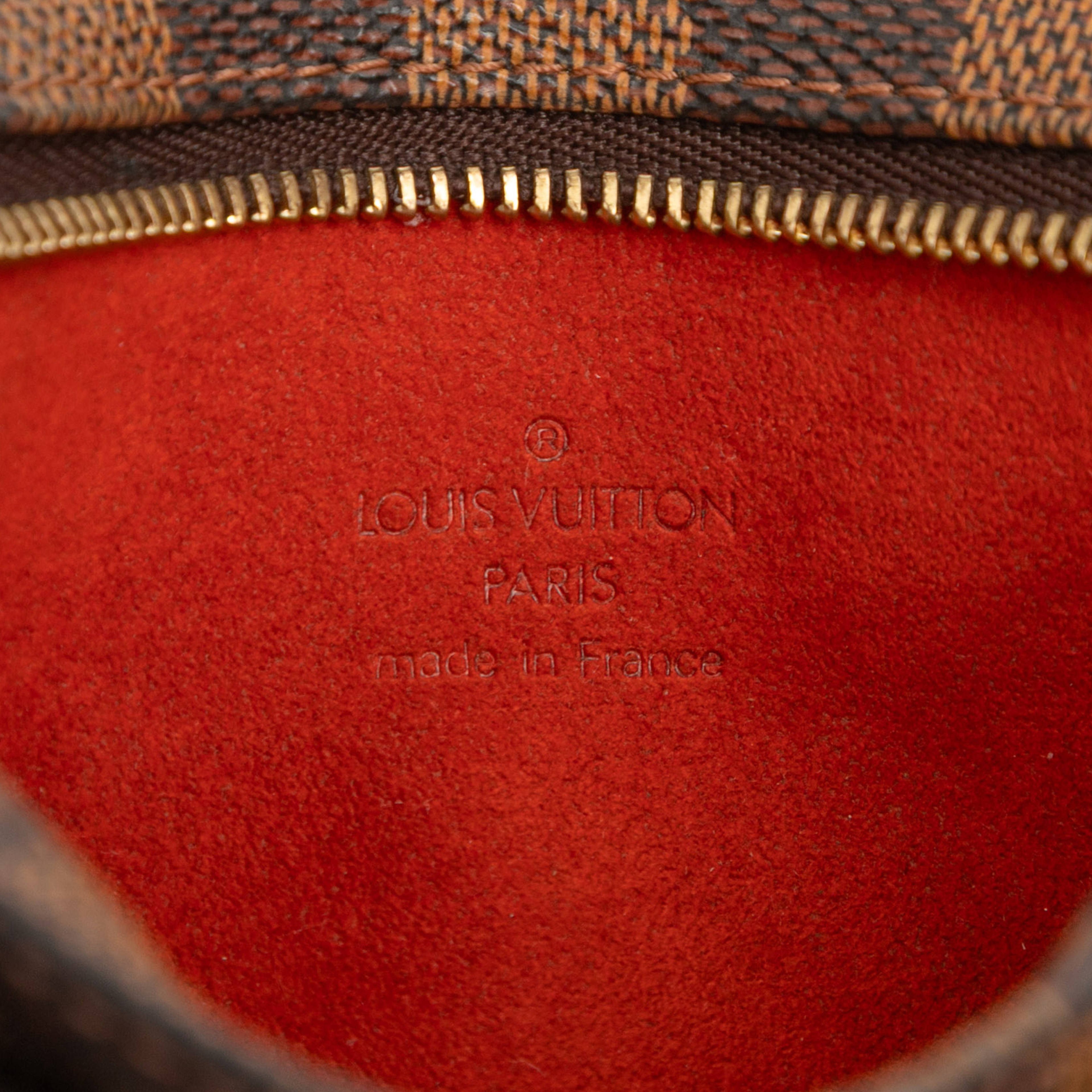 Louis Vuitton Damier Ebene Manosque Pochette, från Luxclusif, i färgen brown. Klicka för att öppna bilden i stort format