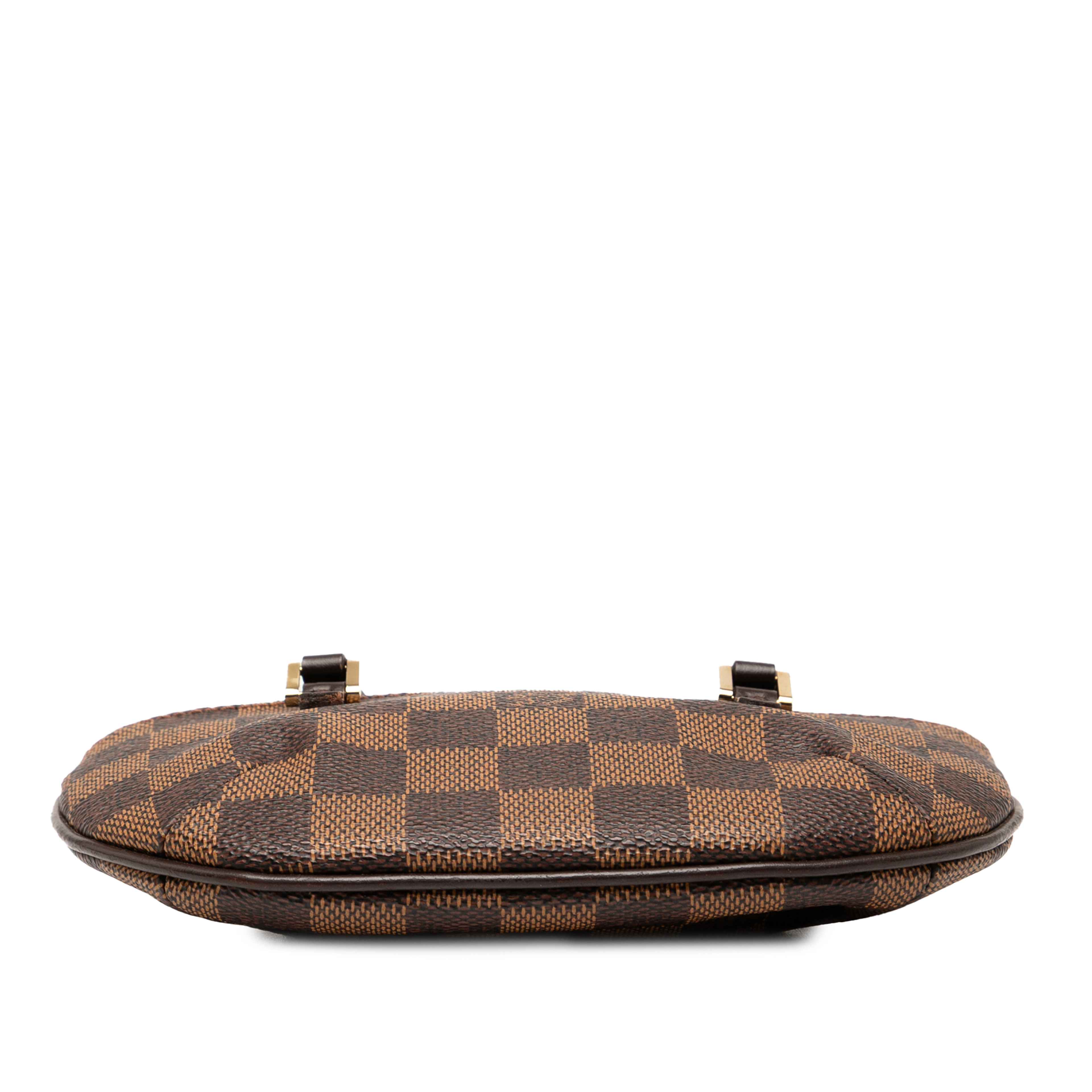 Louis Vuitton Damier Ebene Manosque Pochette, från Luxclusif, i färgen brown. Klicka för att öppna bilden i stort format