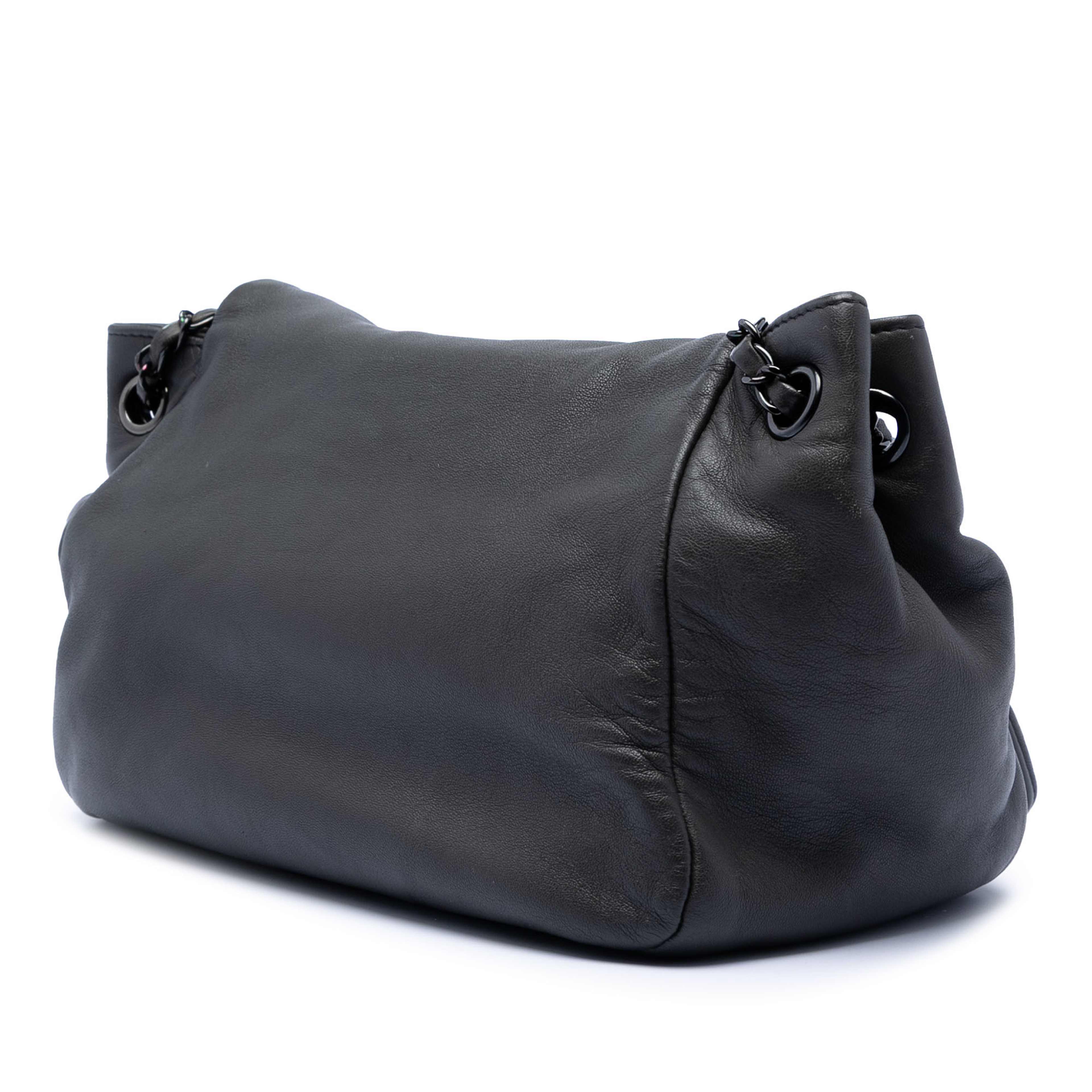 Chanel Lambskin Studded Cc Accordion Flap, från Luxclusif, i färgen black. Klicka för att öppna bilden i stort format