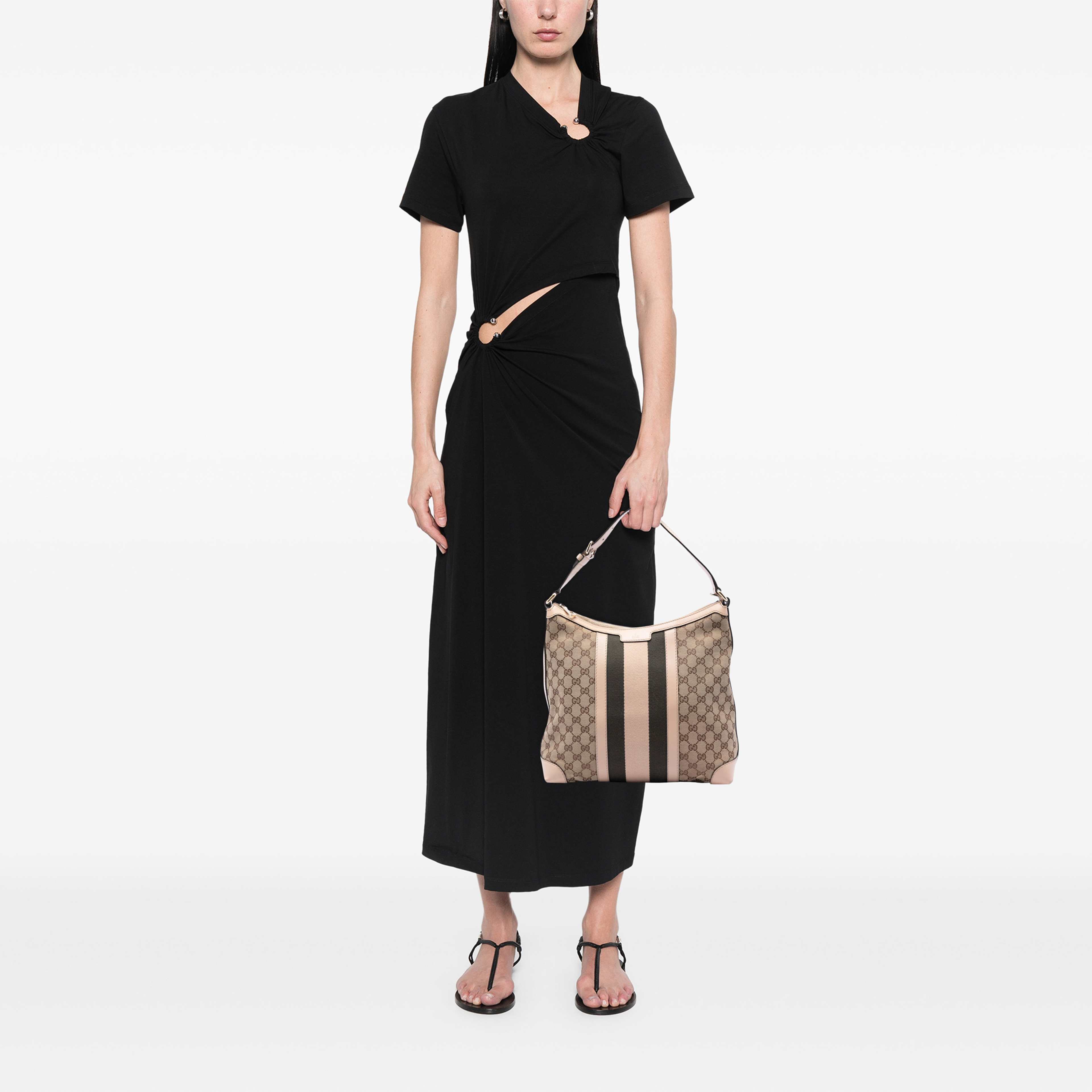 Gucci Medium Gg Canvas Web Shoulder Bag, från Luxclusif, i färgen beige. Klicka för att öppna bilden i stort format