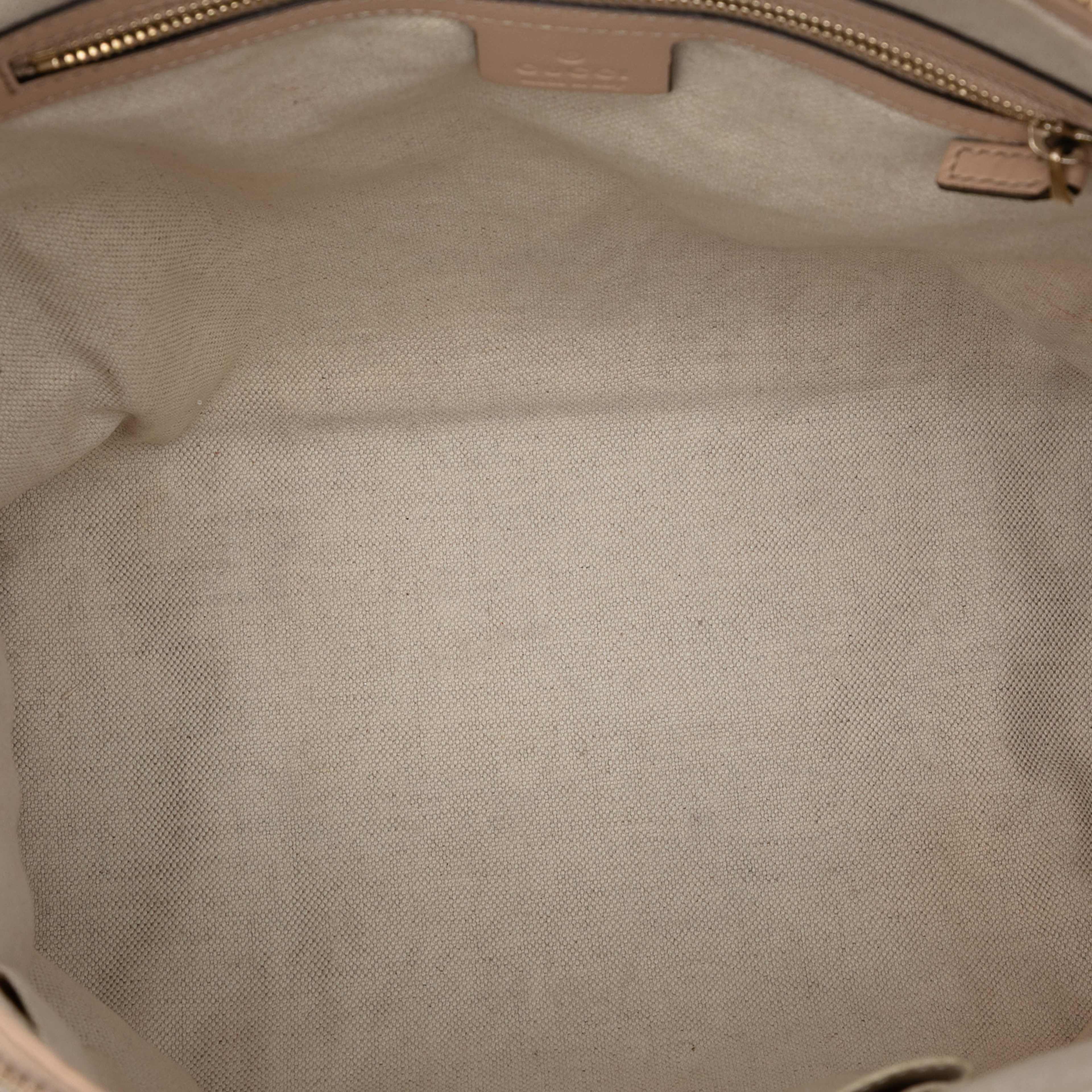 Gucci Medium Gg Canvas Web Shoulder Bag, från Luxclusif, i färgen beige. Klicka för att öppna bilden i stort format