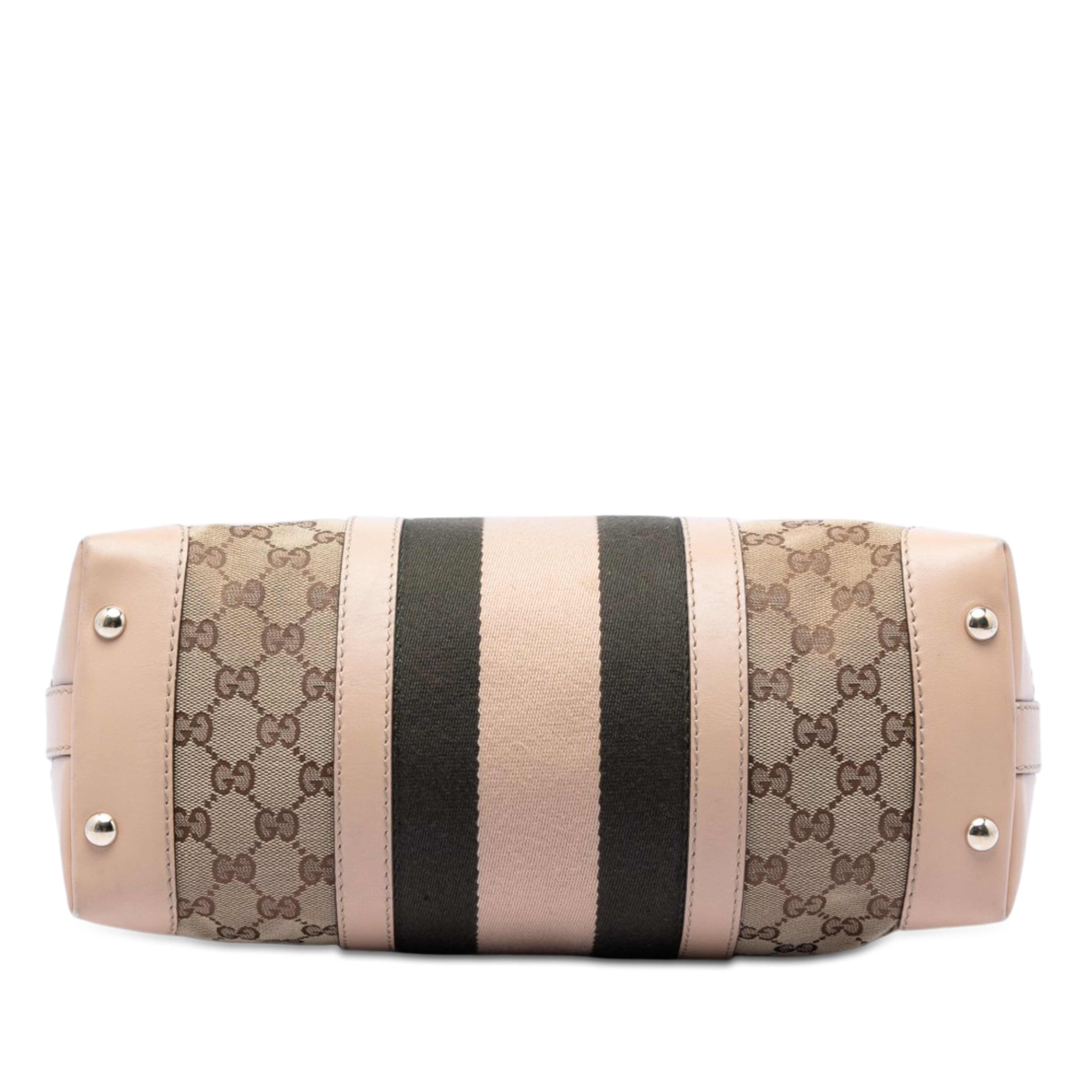 Gucci Medium Gg Canvas Web Shoulder Bag, från Luxclusif, i färgen beige. Klicka för att öppna bilden i stort format