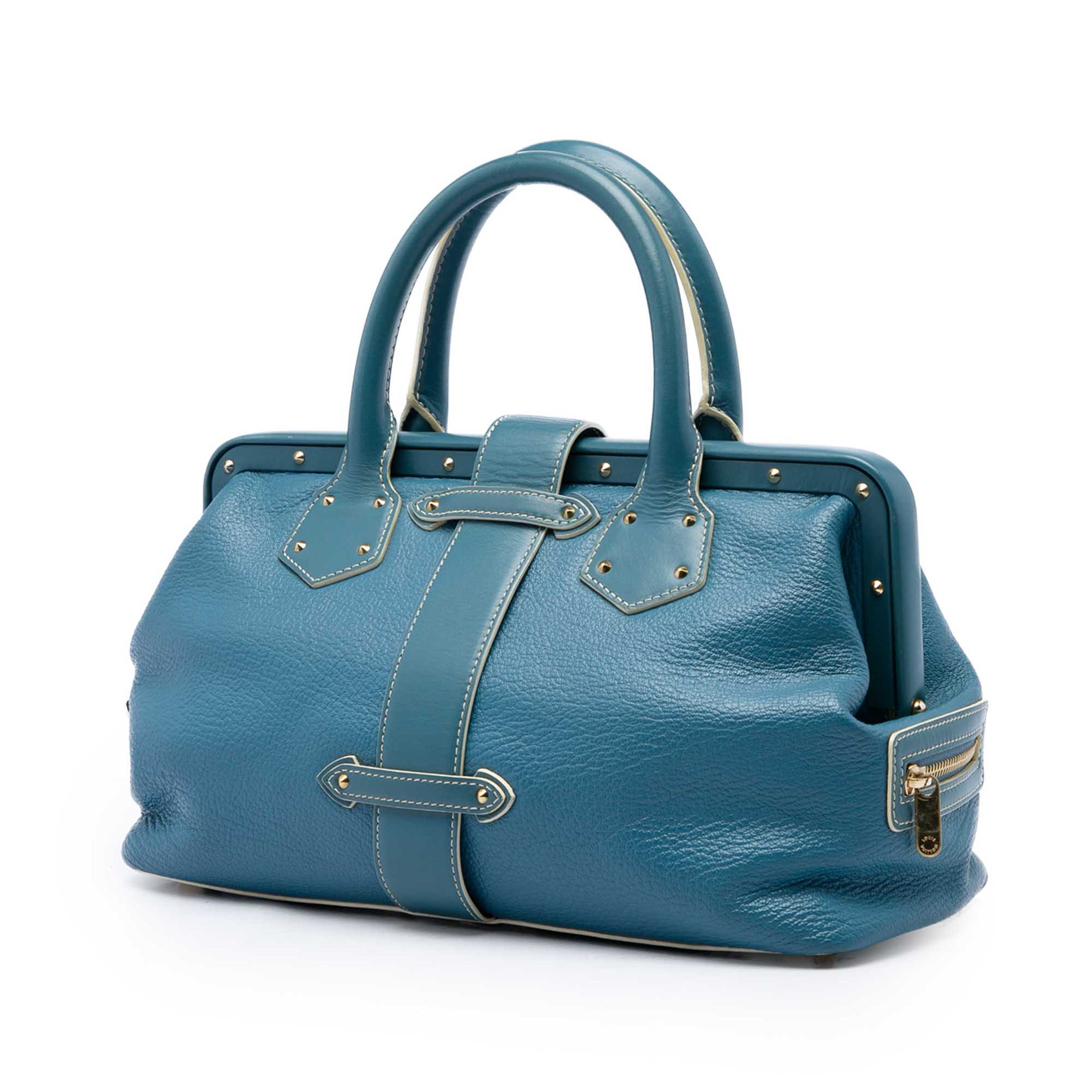 Louis Vuitton Suhali Lingenieux Pm, från Luxclusif, i färgen blå. Klicka för att öppna bilden i stort format