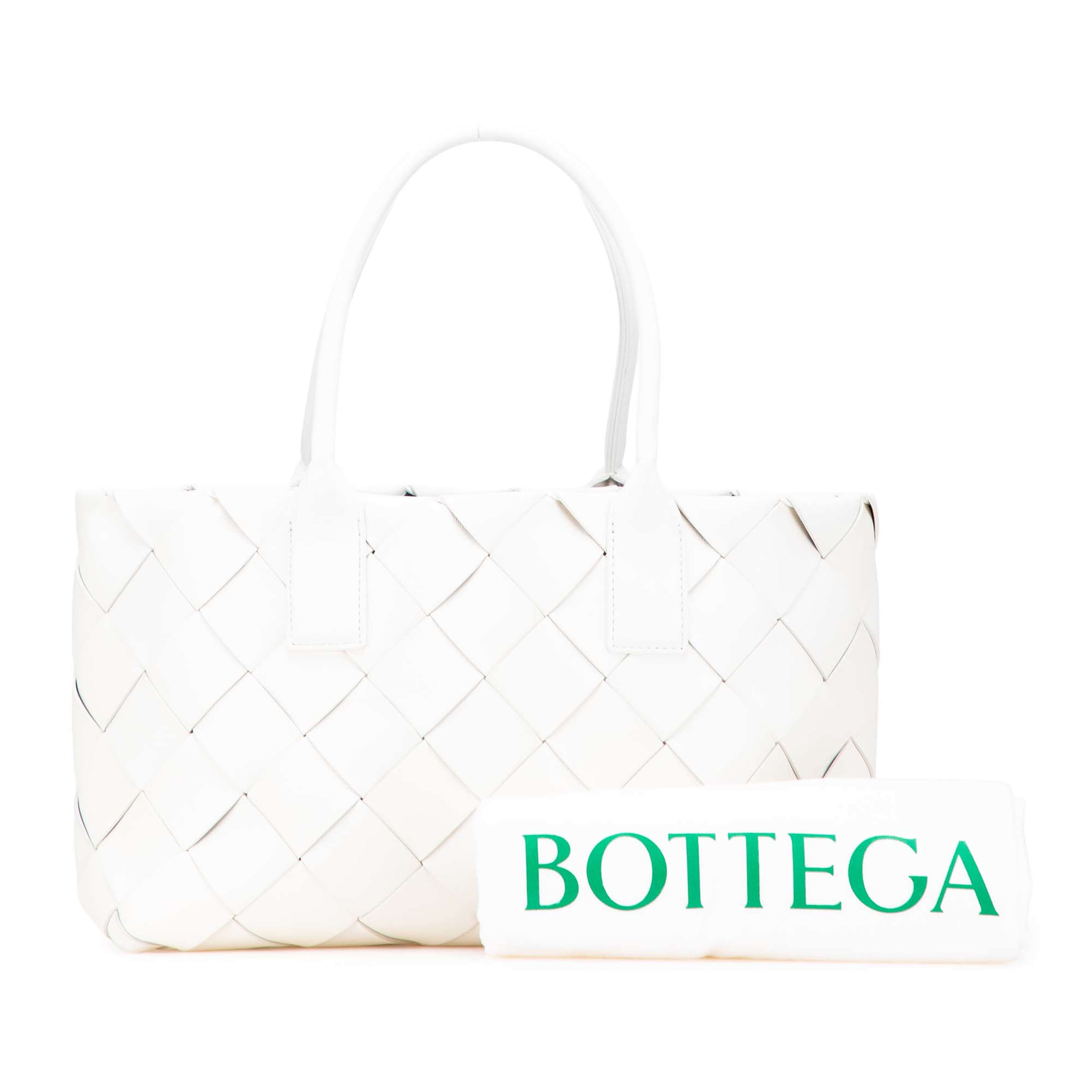 Bottega Veneta Small Lambskin Intrecciato Cabat Tote, från Luxclusif, i färgen vit. Klicka för att öppna bilden i stort format