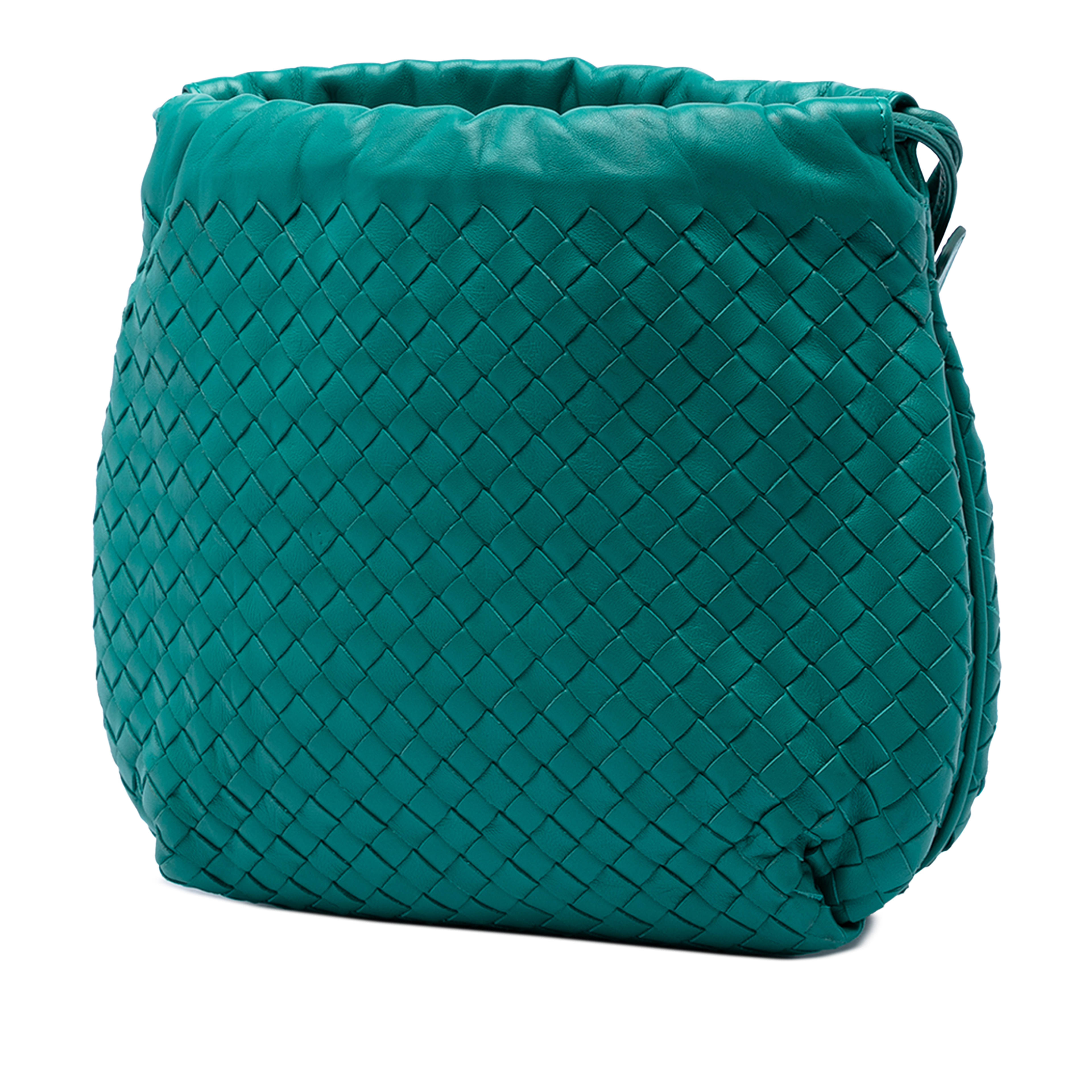 Bottega Veneta Nappa Intrecciato Drawstring Crossbody, från Luxclusif, i färgen grön. Klicka för att öppna bilden i stort format