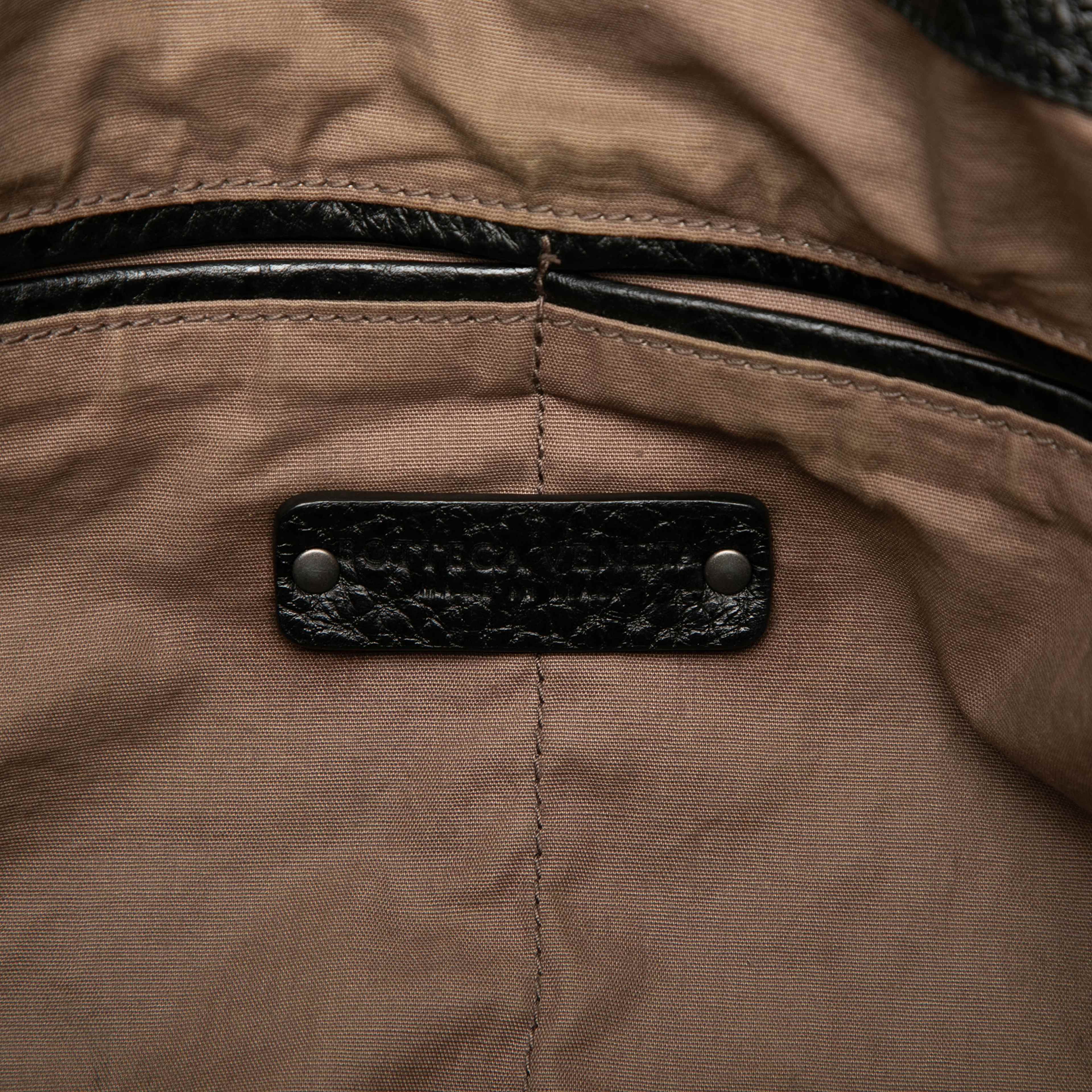 Bottega Veneta Intrecciato Trimmed Cervo Top Zip Travel Bag, från Luxclusif, i färgen svart. Klicka för att öppna bilden i stort format
