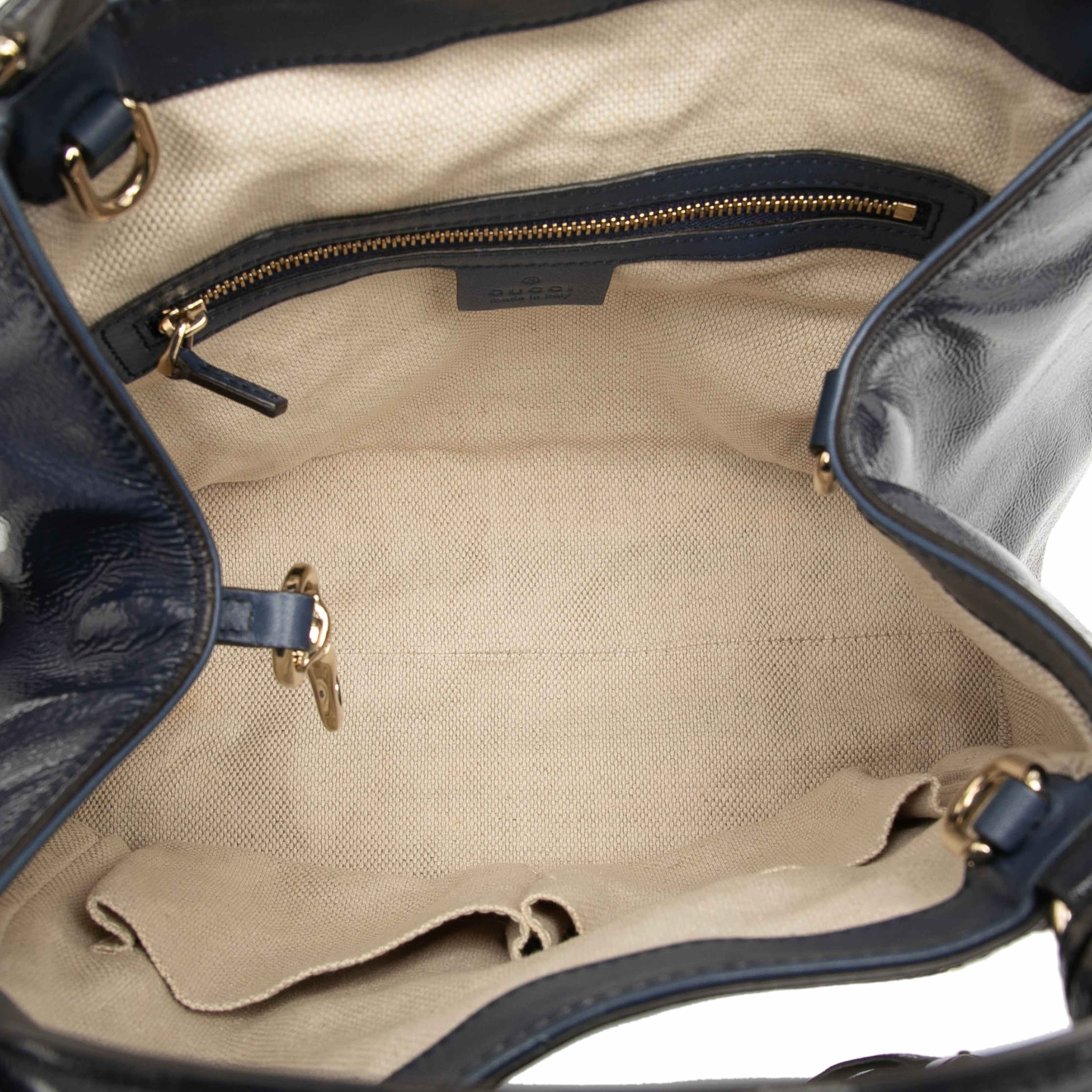 Gucci Small Patent Soho Satchel, från Luxclusif, i färgen navy. Klicka för att öppna bilden i stort format