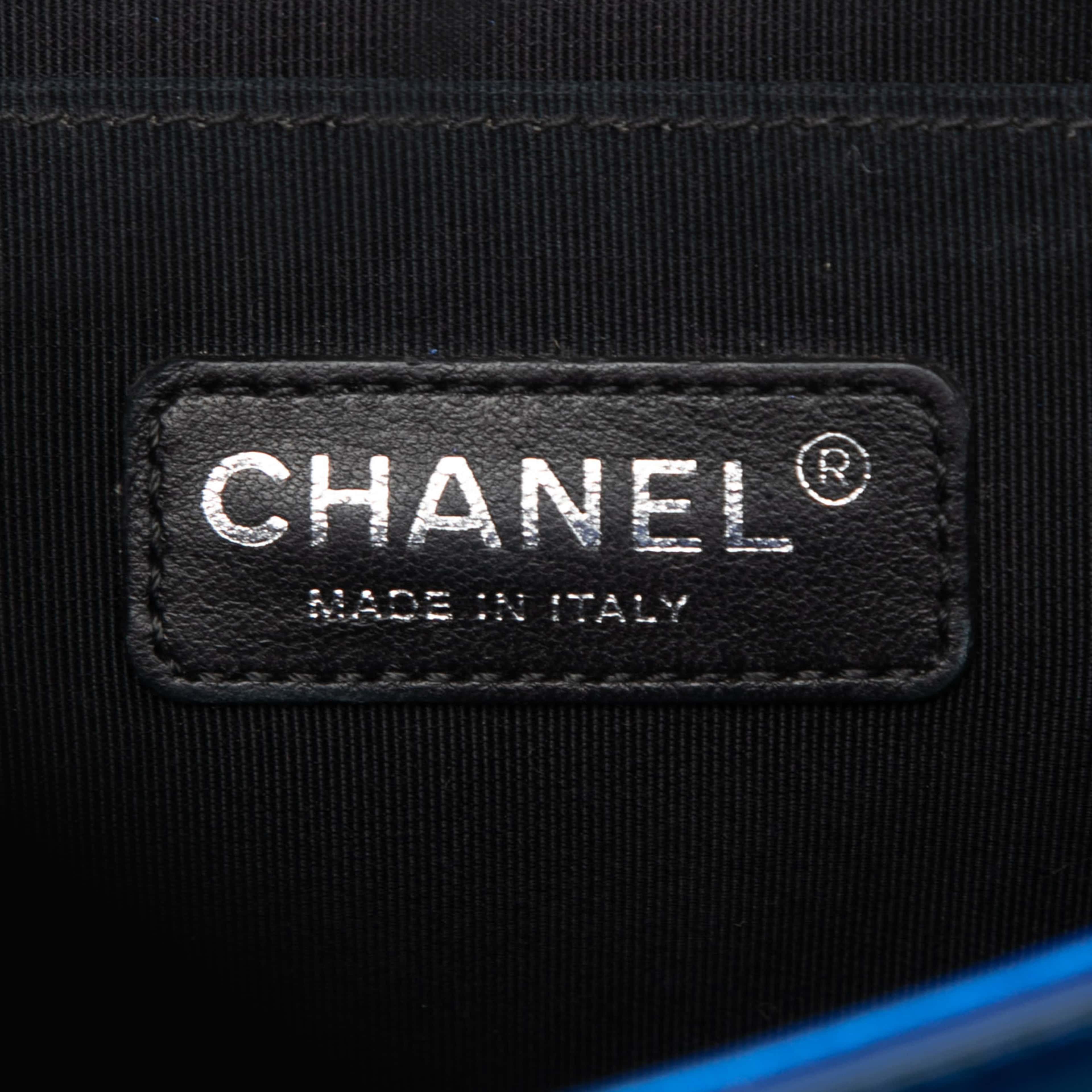 Chanel Old Medium Quilted Metallic Patent Boy Flap, från Luxclusif, i färgen blue. Klicka för att öppna bilden i stort format