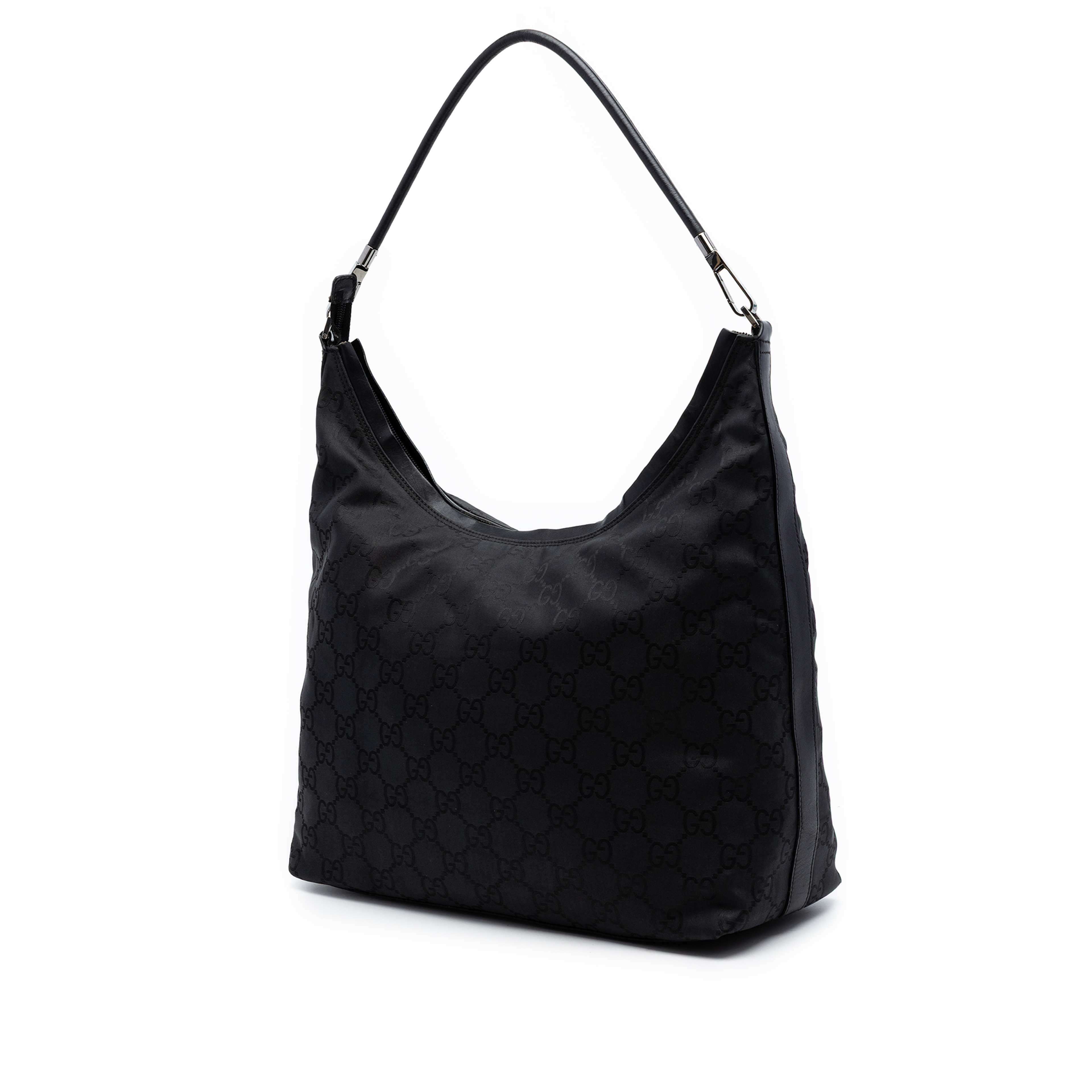 Gucci Gg Canvas Shoulder Bag, från Luxclusif, i färgen black. Klicka för att öppna bilden i stort format
