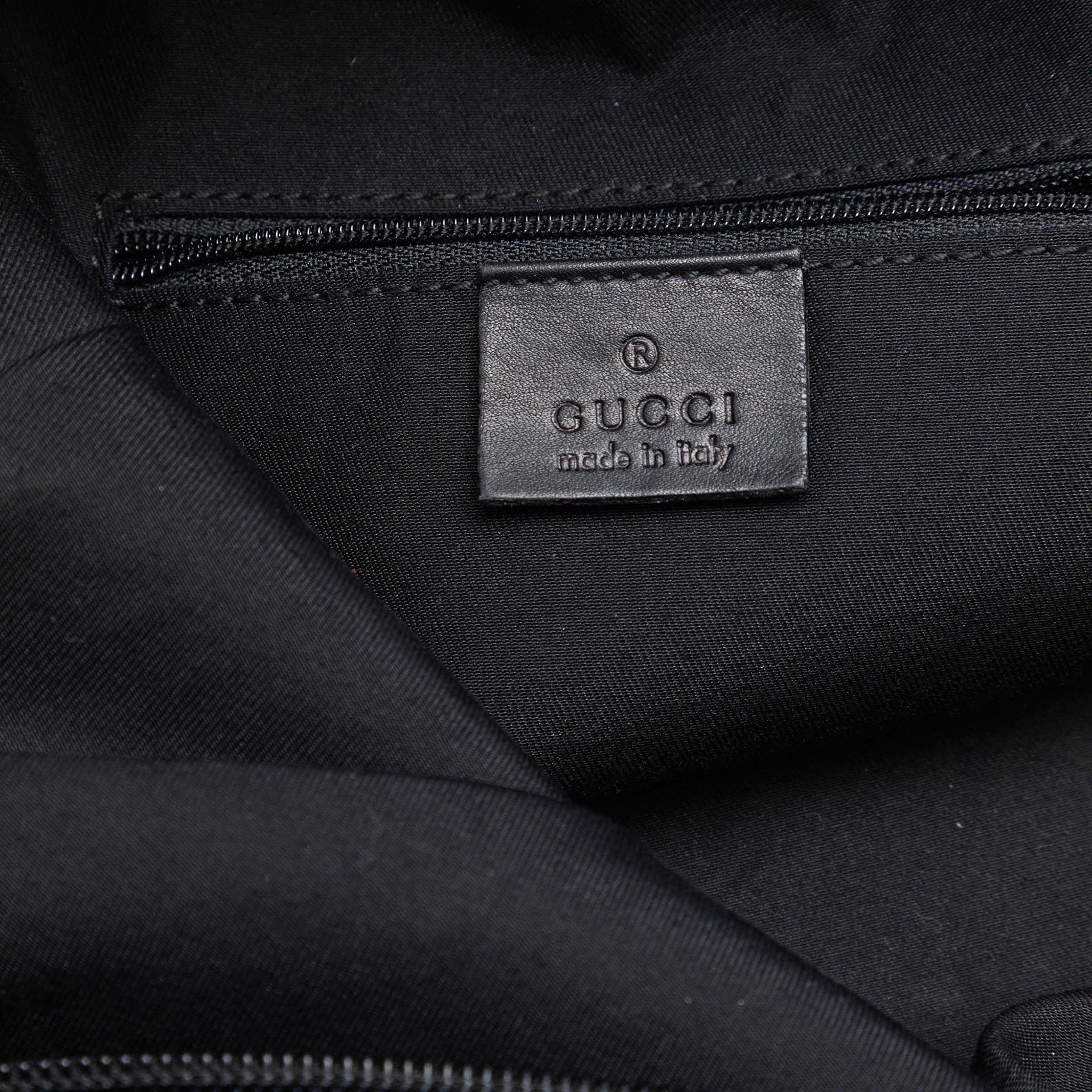 Gucci Gg Canvas Shoulder Bag, från Luxclusif, i färgen black. Klicka för att öppna bilden i stort format