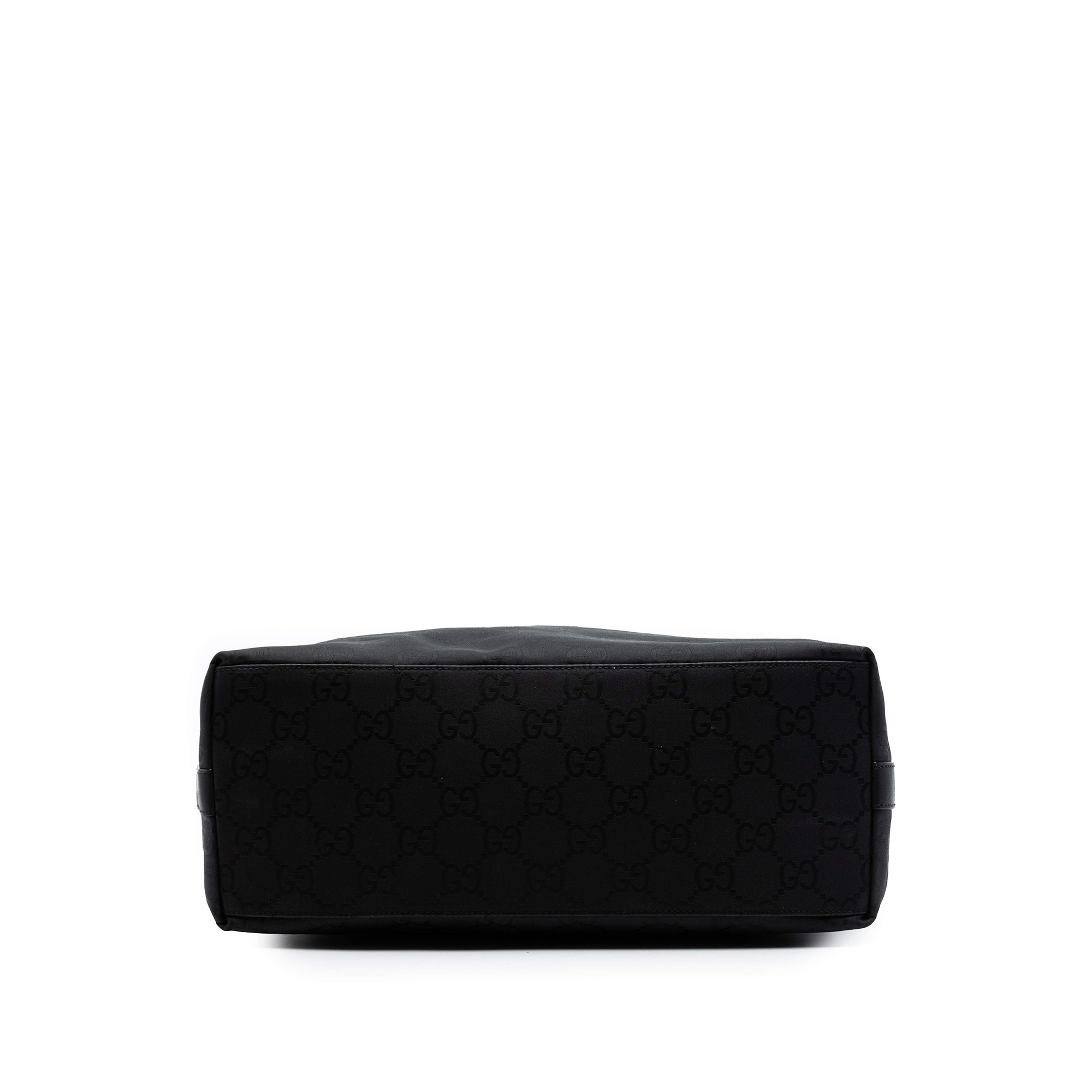 Gucci Gg Canvas Shoulder Bag, från Luxclusif, i färgen black. Klicka för att öppna bilden i stort format