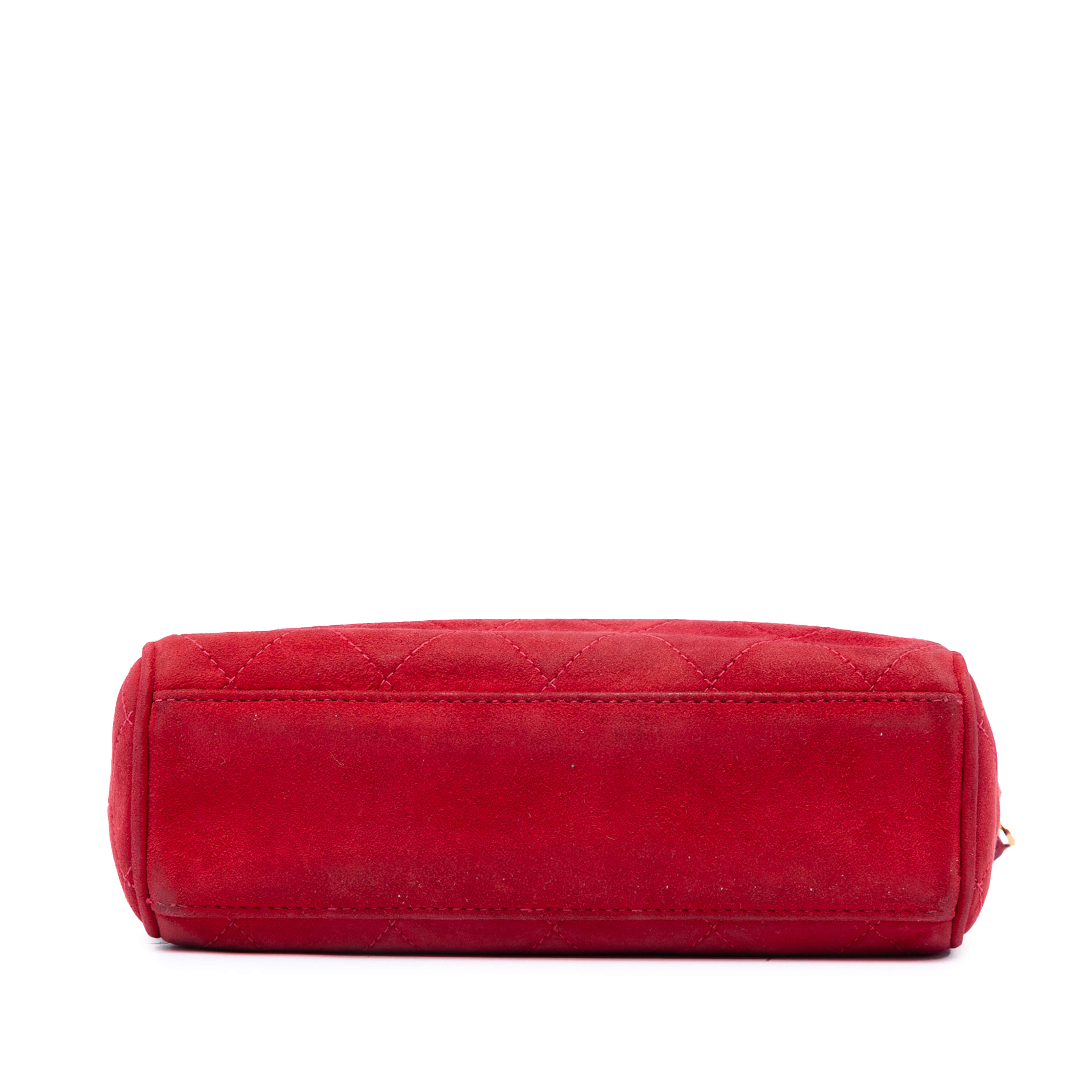 Chanel Cc Quilted Suede Tassel Diamond Camera Bag, från Luxclusif, i färgen röd. Klicka för att öppna bilden i stort format