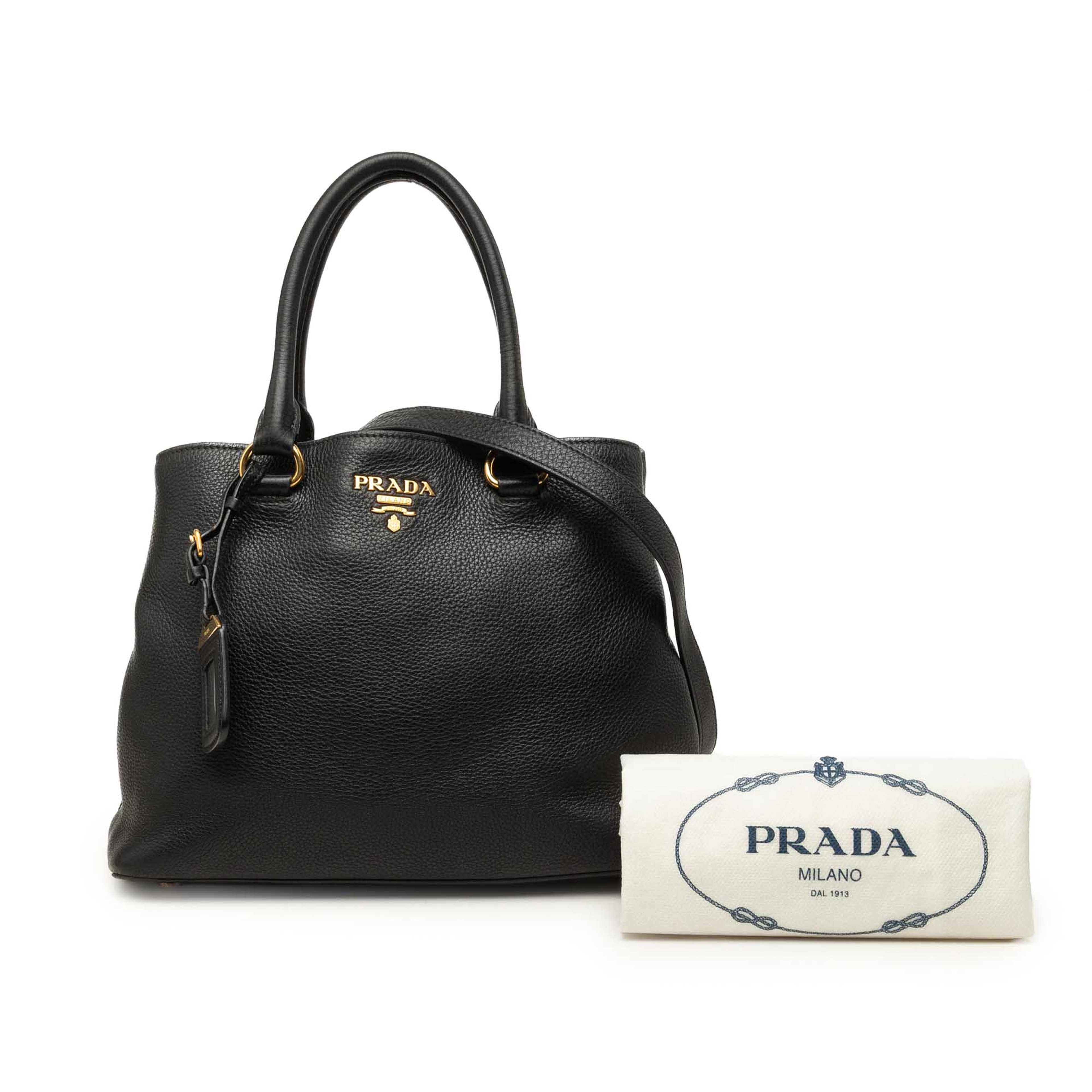 Prada Vitello Daino Open Convertible Tote, från Luxclusif, i färgen svart. Klicka för att öppna bilden i stort format