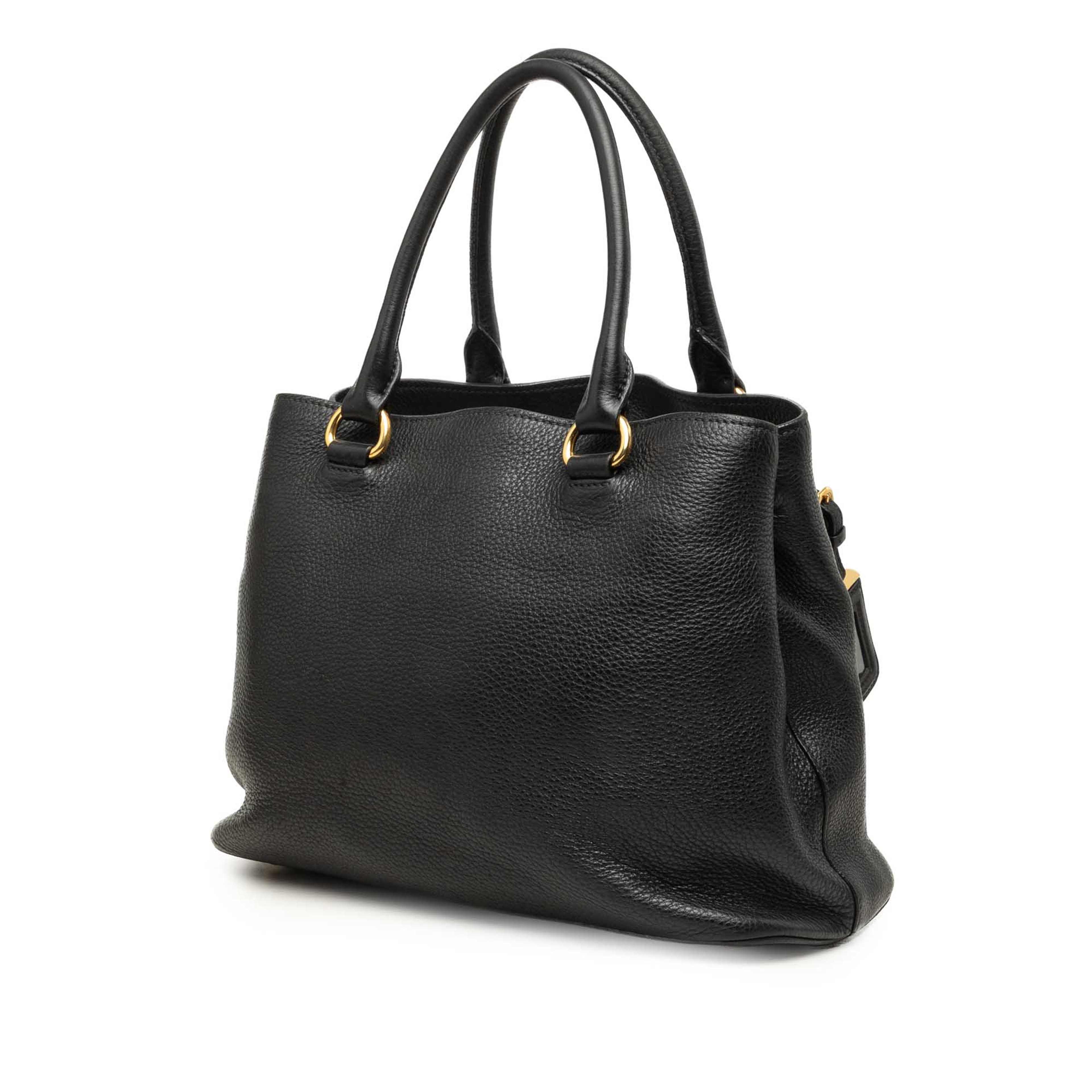 Prada Vitello Daino Open Convertible Tote, från Luxclusif, i färgen svart. Klicka för att öppna bilden i stort format