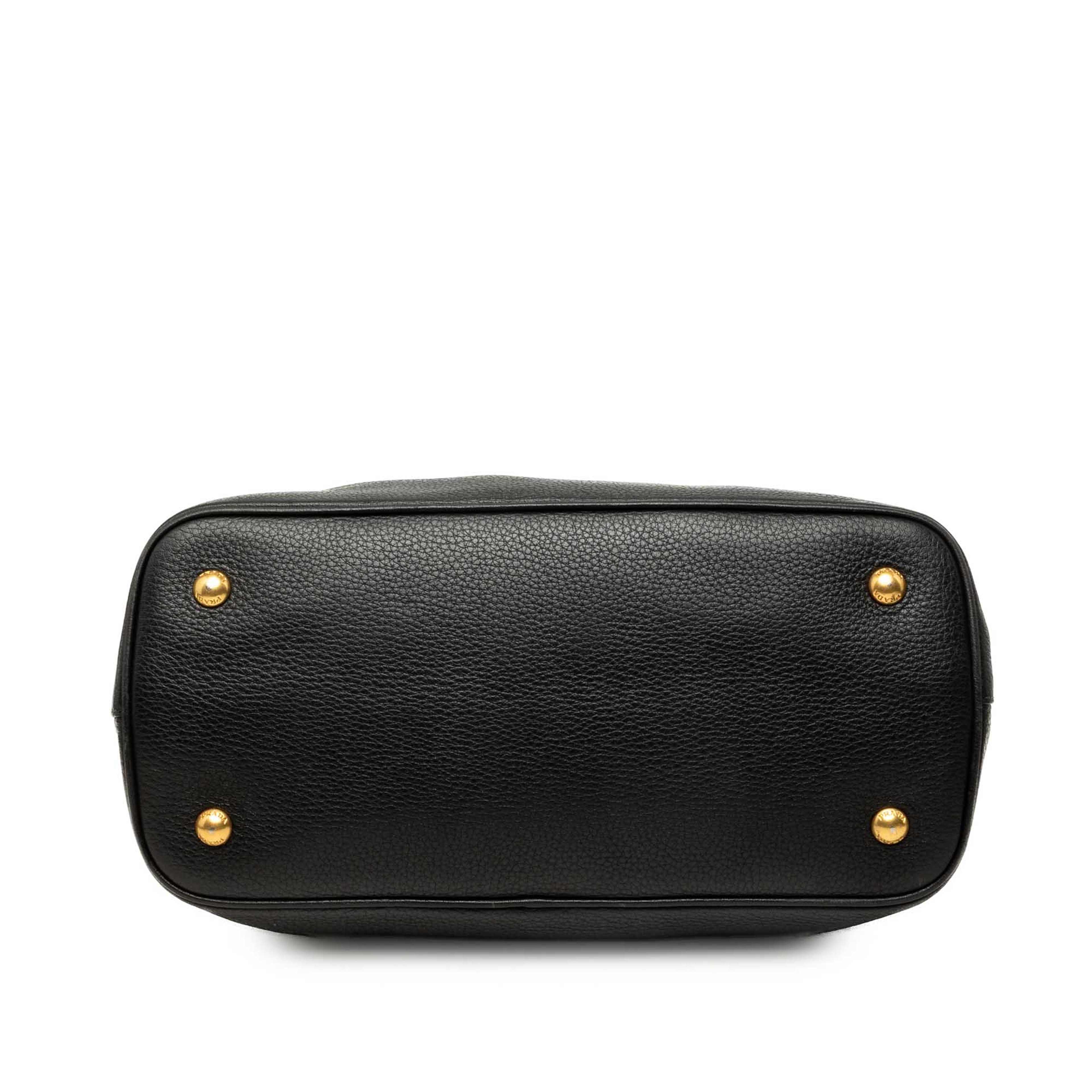 Prada Vitello Daino Open Convertible Tote, från Luxclusif, i färgen svart. Klicka för att öppna bilden i stort format