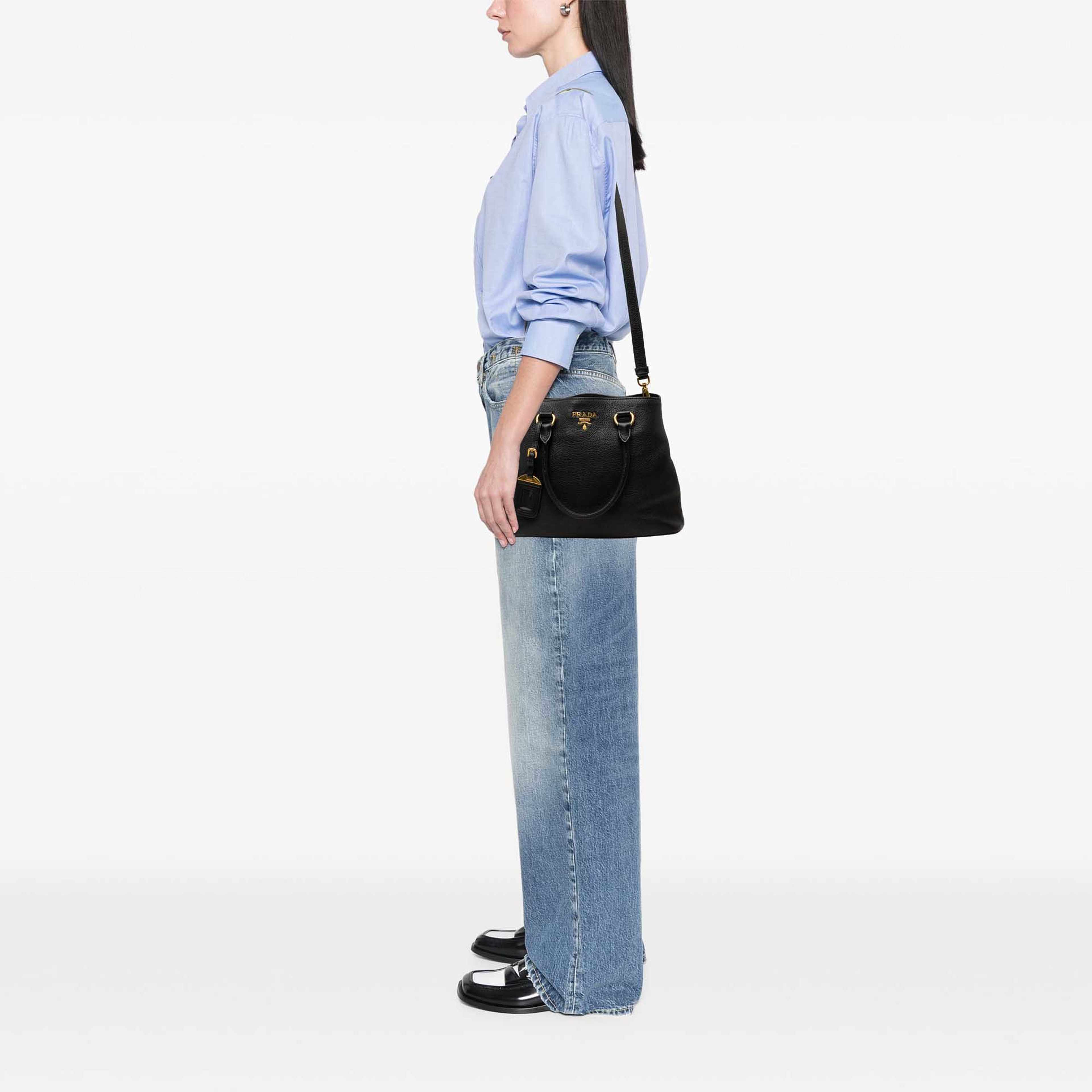 Prada Vitello Daino Open Convertible Tote, från Luxclusif, i färgen svart. Klicka för att öppna bilden i stort format