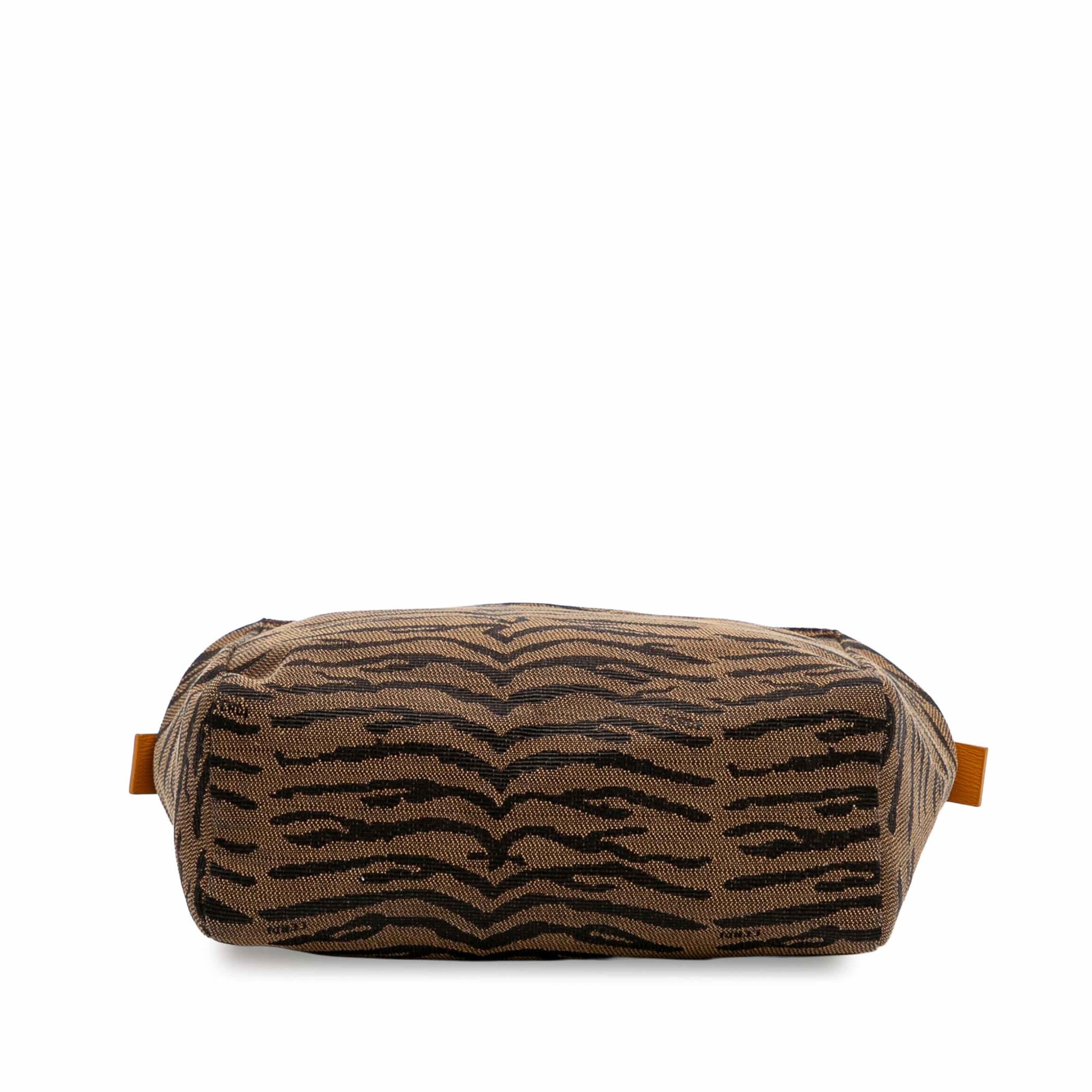 Fendi Zebra Print Canvas Handbag, från Luxclusif, i färgen brown. Klicka för att öppna bilden i stort format