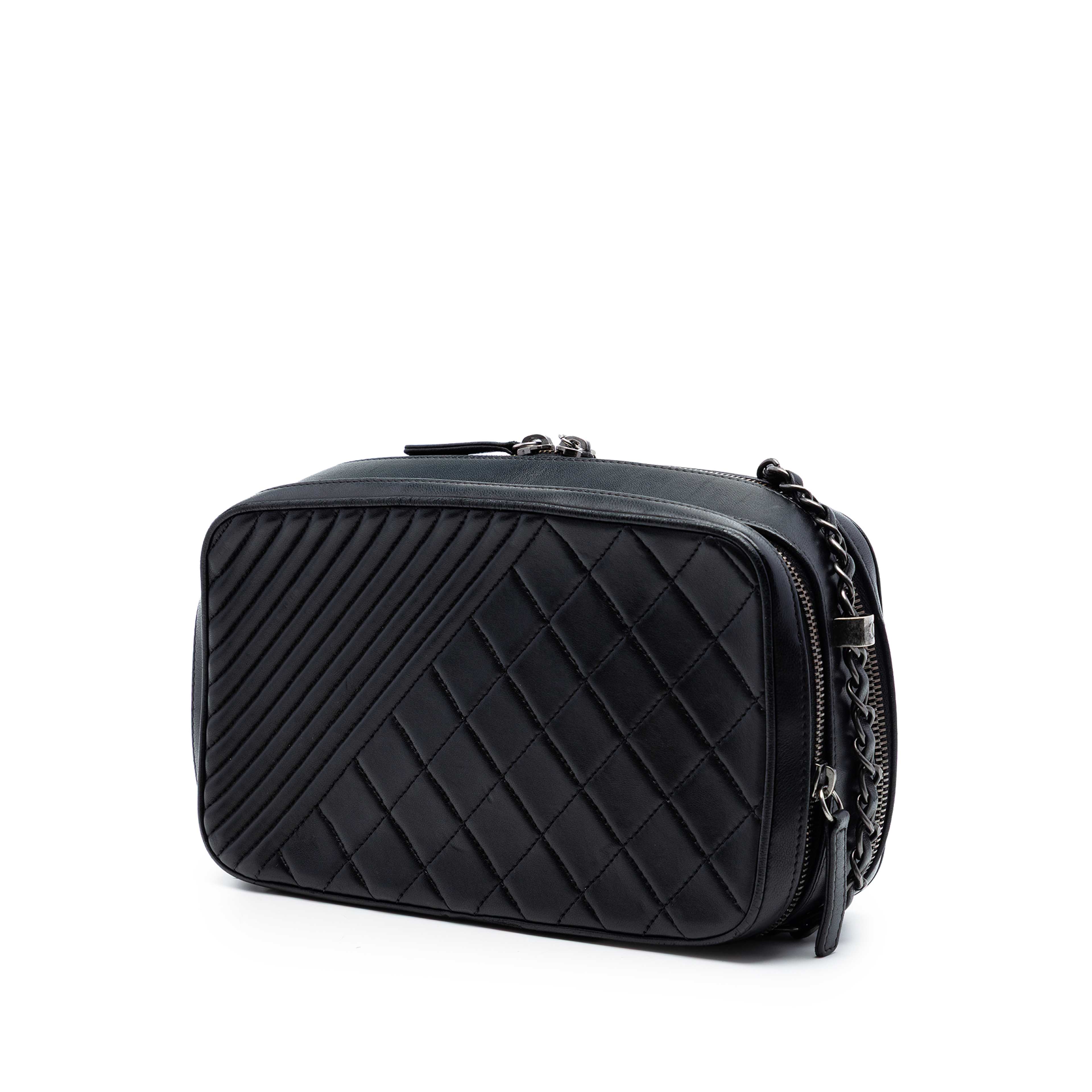 Chanel Medium Quilted Lambskin Coco Boy Camera Bag, från Luxclusif, i färgen svart. Klicka för att öppna bilden i stort format