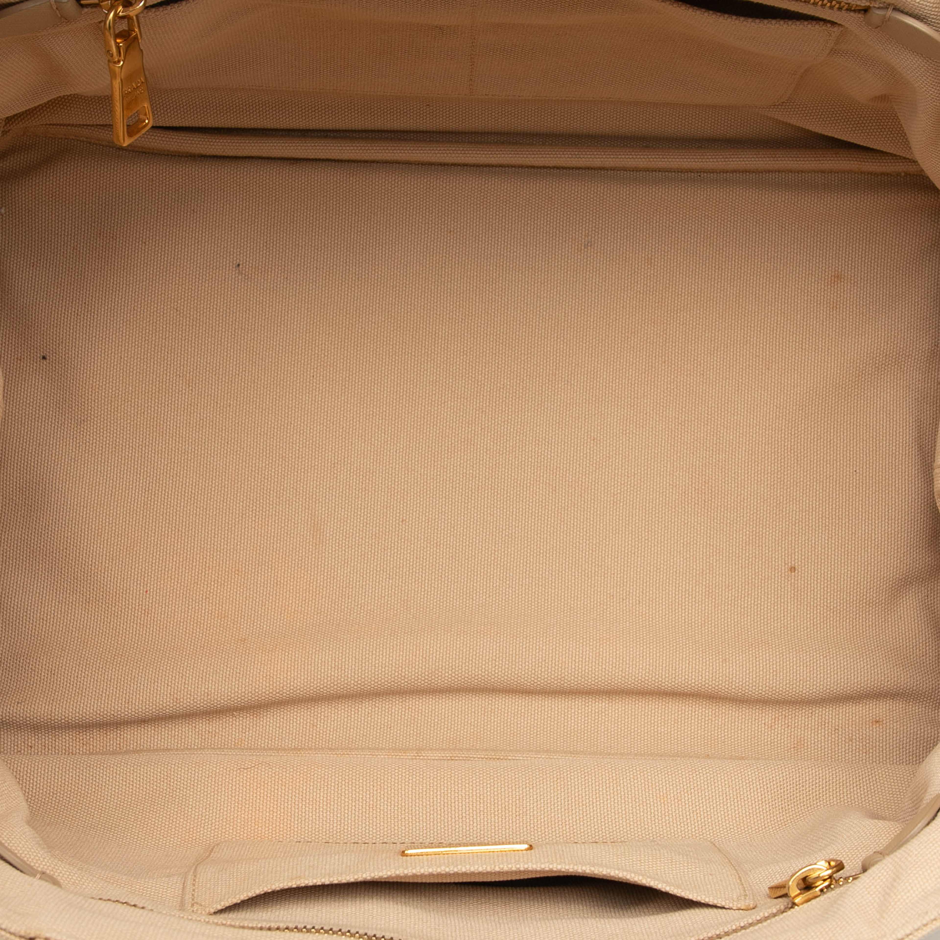 Prada Canvas Canapa Bijoux Satchel, från Luxclusif, i färgen beige. Klicka för att öppna bilden i stort format