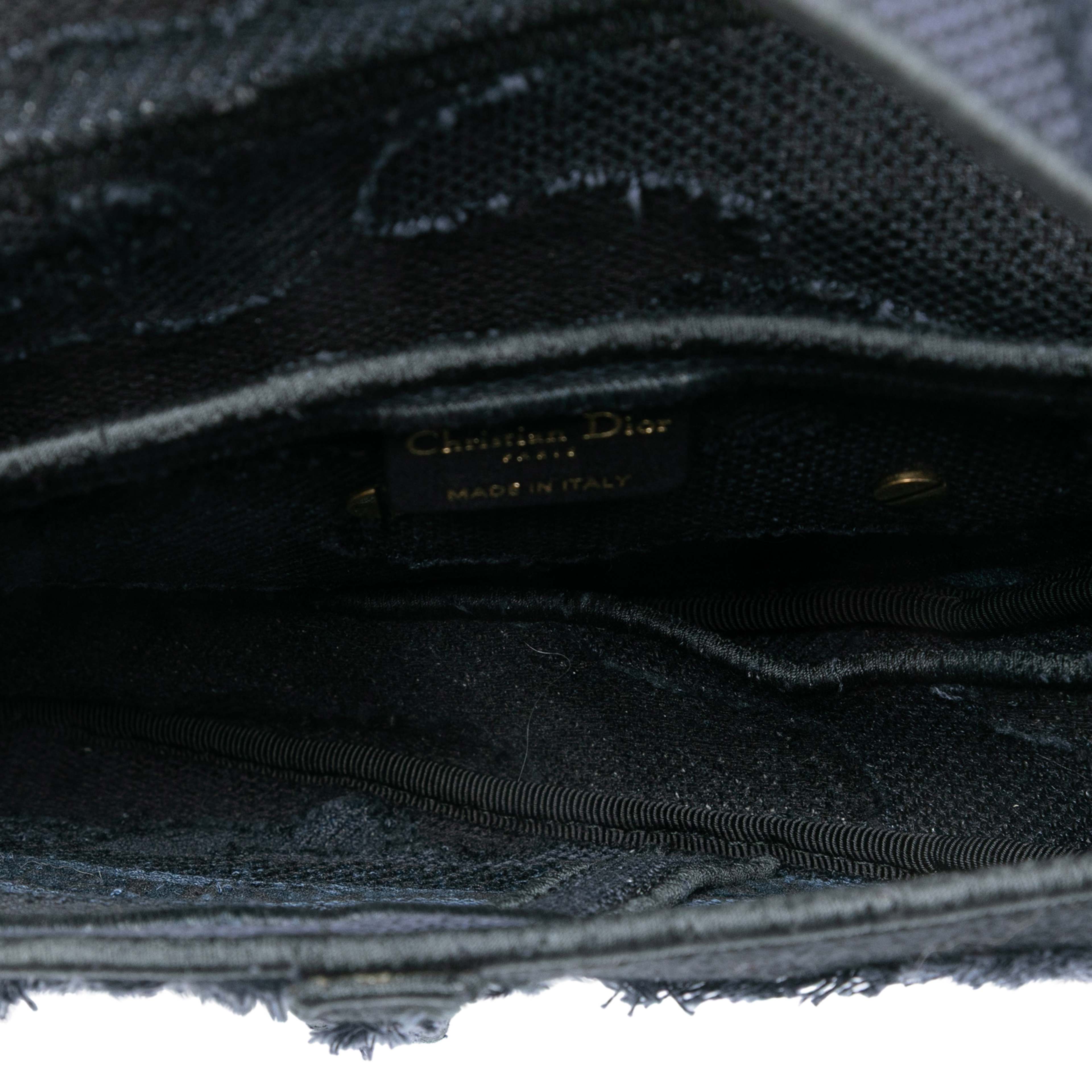 Dior Camouflage Embroidered Canvas Saddle Bag, från Luxclusif, i färgen navy. Klicka för att öppna bilden i stort format