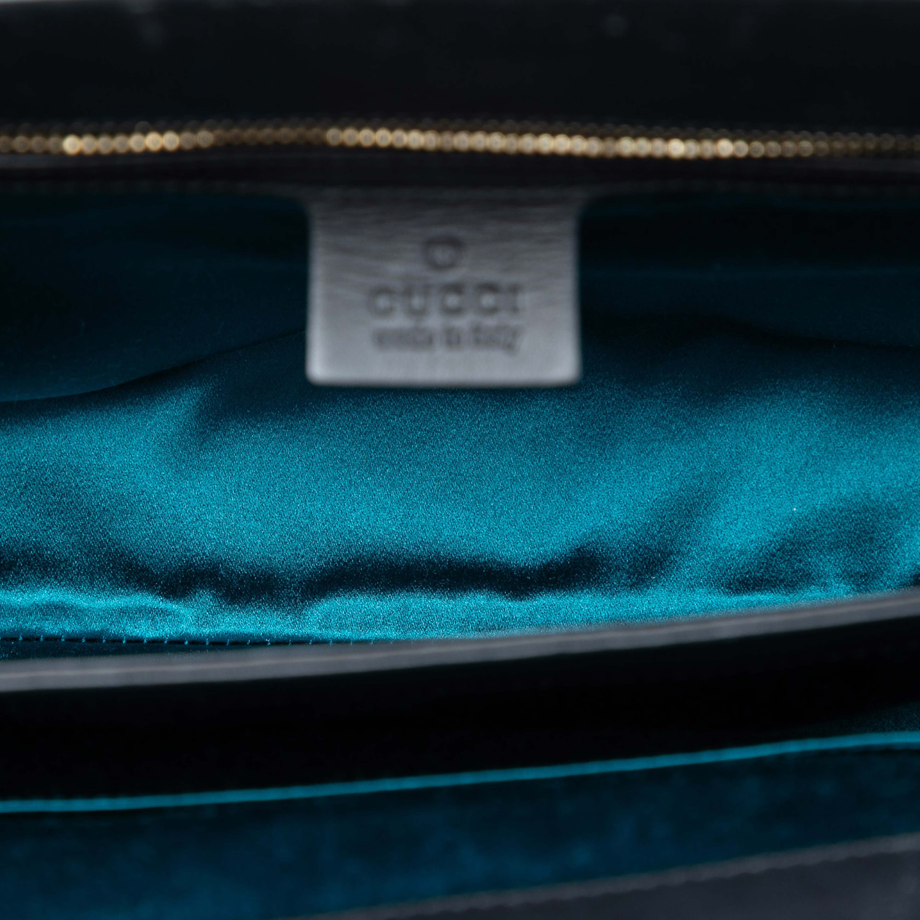 Gucci Medium Suede Web Ophidia Chain Shoulder Bag, från Luxclusif, i färgen svart. Klicka för att öppna bilden i stort format