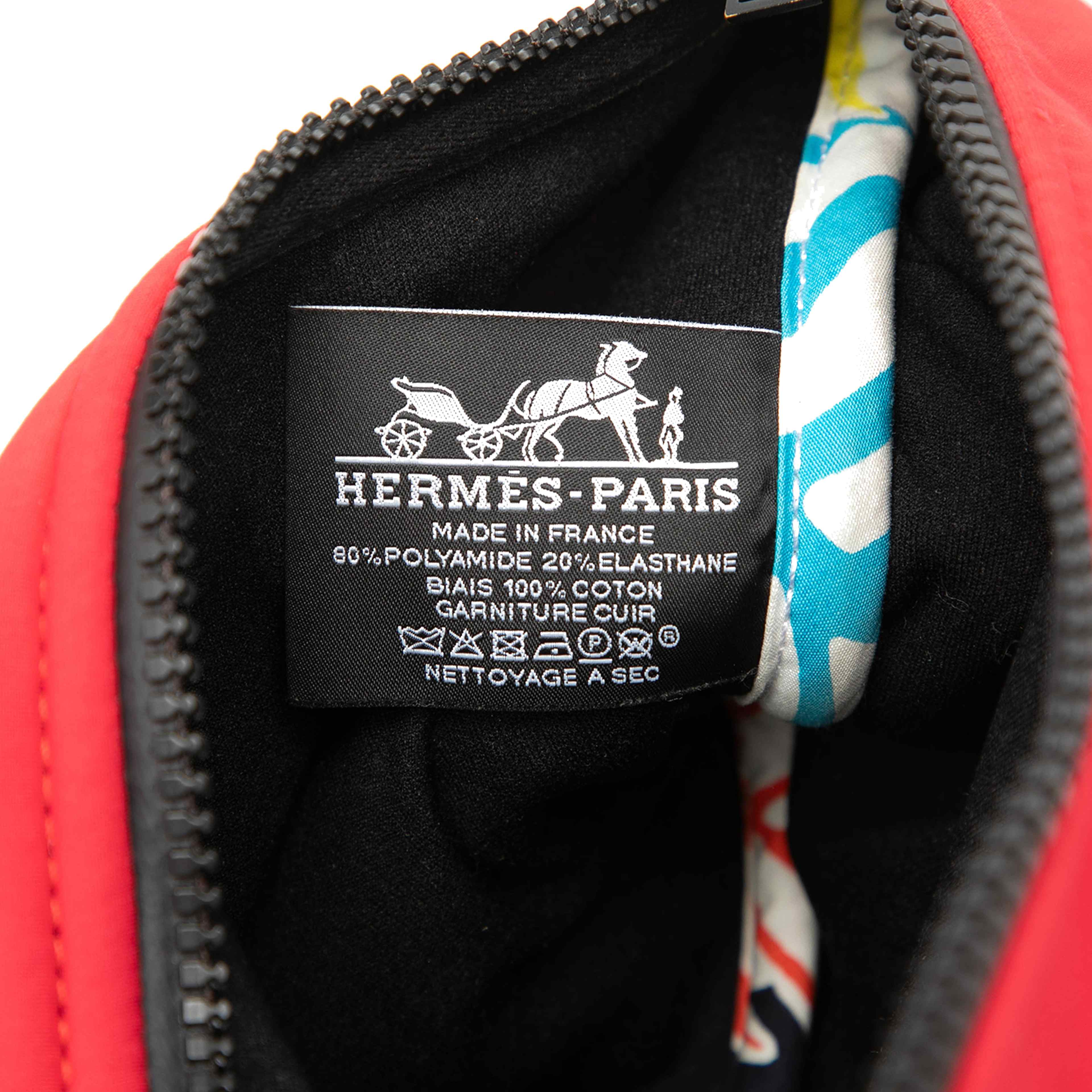 Hermès Medium Neoprene Neobain Case, från Luxclusif, i färgen röd. Klicka för att öppna bilden i stort format