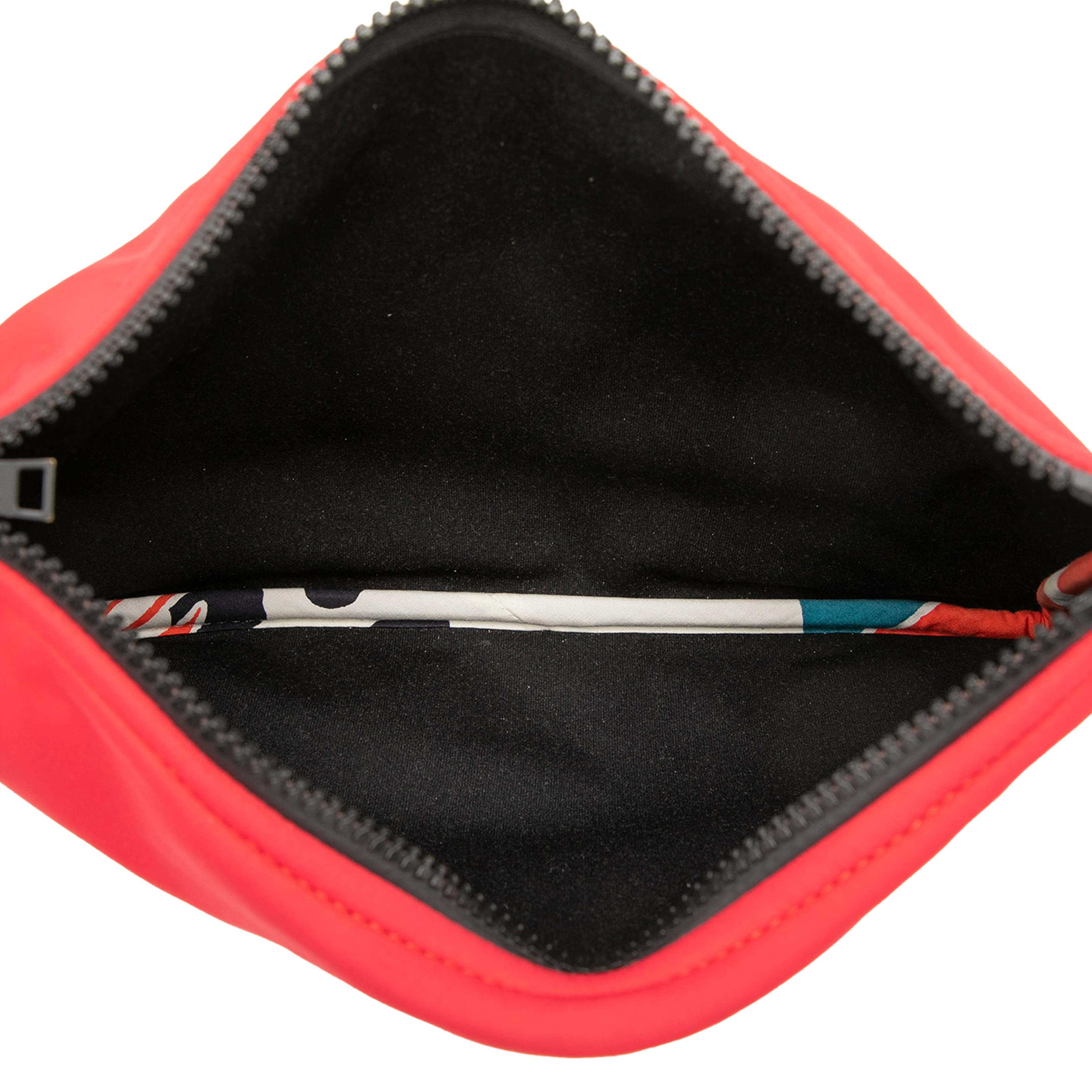 Hermès Medium Neoprene Neobain Case, från Luxclusif, i färgen röd. Klicka för att öppna bilden i stort format