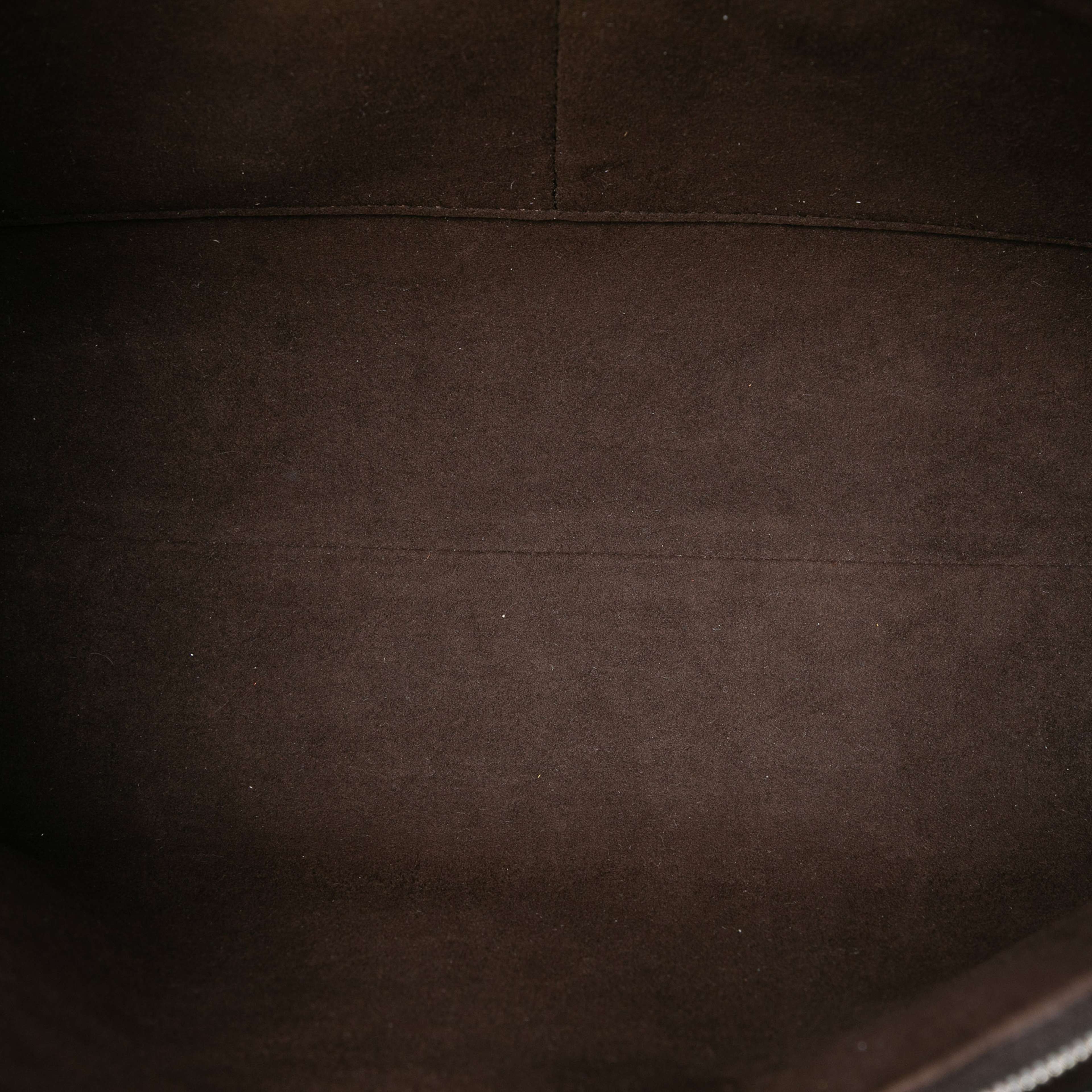 Louis Vuitton Epi Cluny Mm, från Luxclusif, i färgen dark blue. Klicka för att öppna bilden i stort format