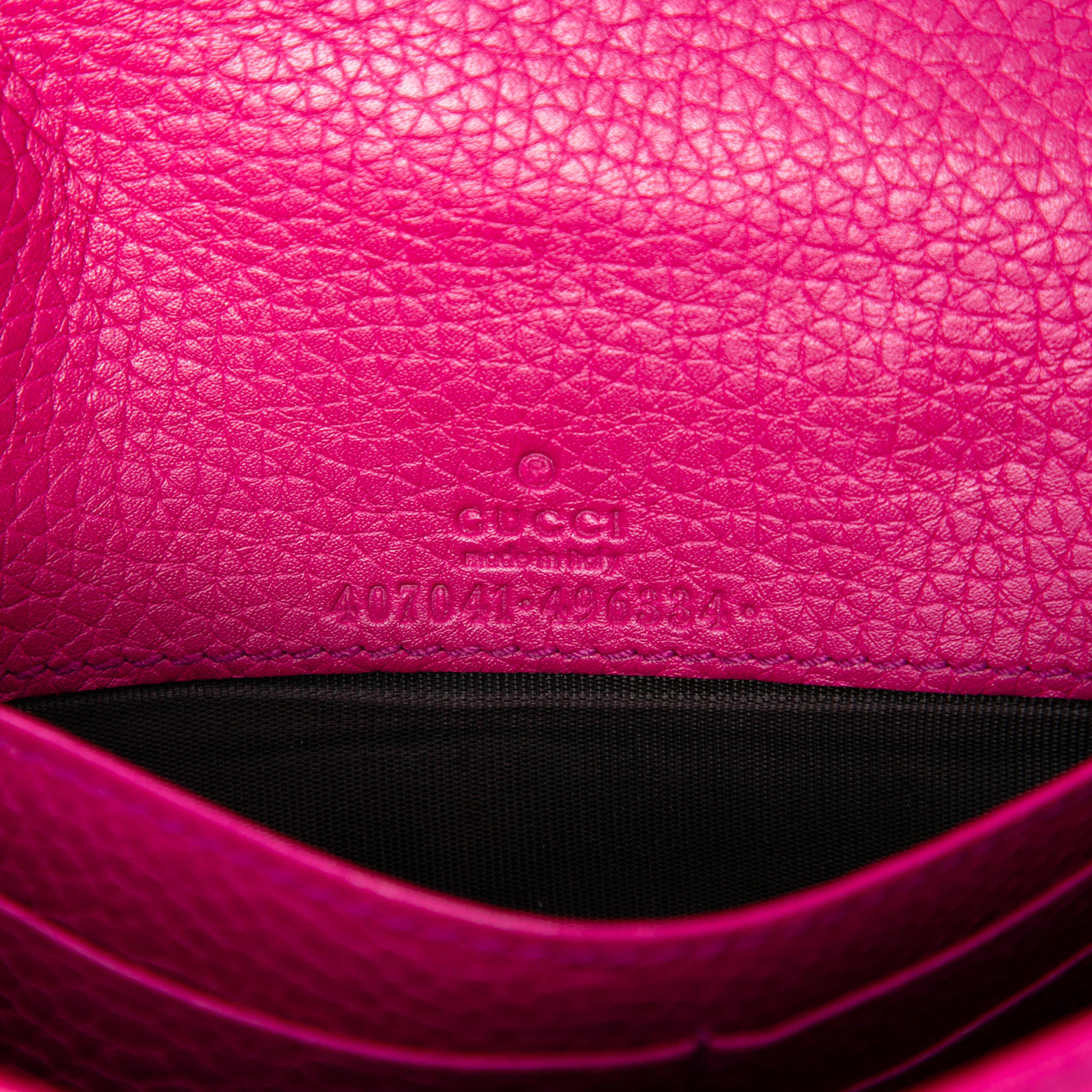 Gucci Pebbled Calfskin Soho Wallet On Chain, från Luxclusif, i färgen rosa. Klicka för att öppna bilden i stort format
