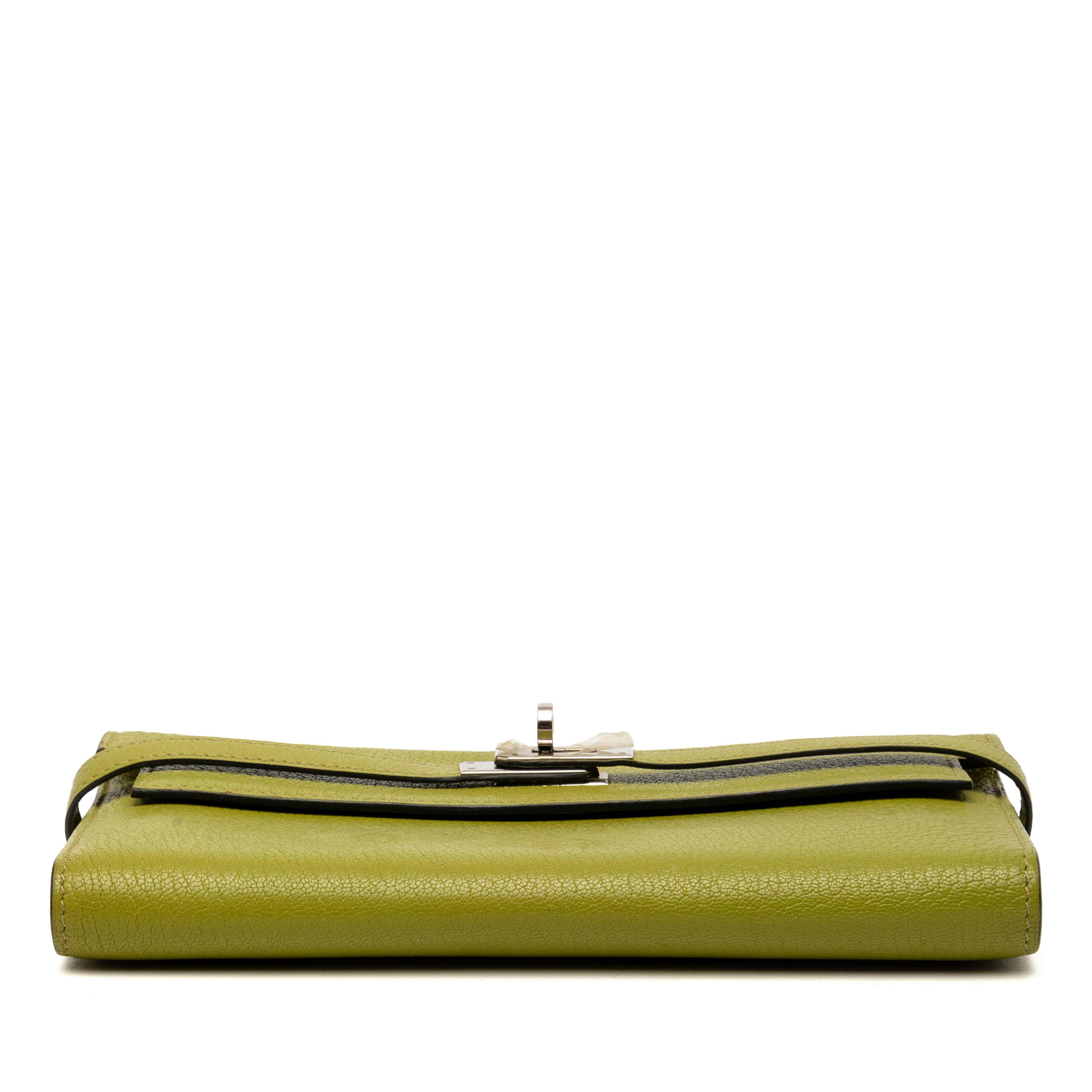 Hermès Chevre Mysore Kelly Longue Wallet, från Luxclusif, i färgen olive green. Klicka för att öppna bilden i stort format